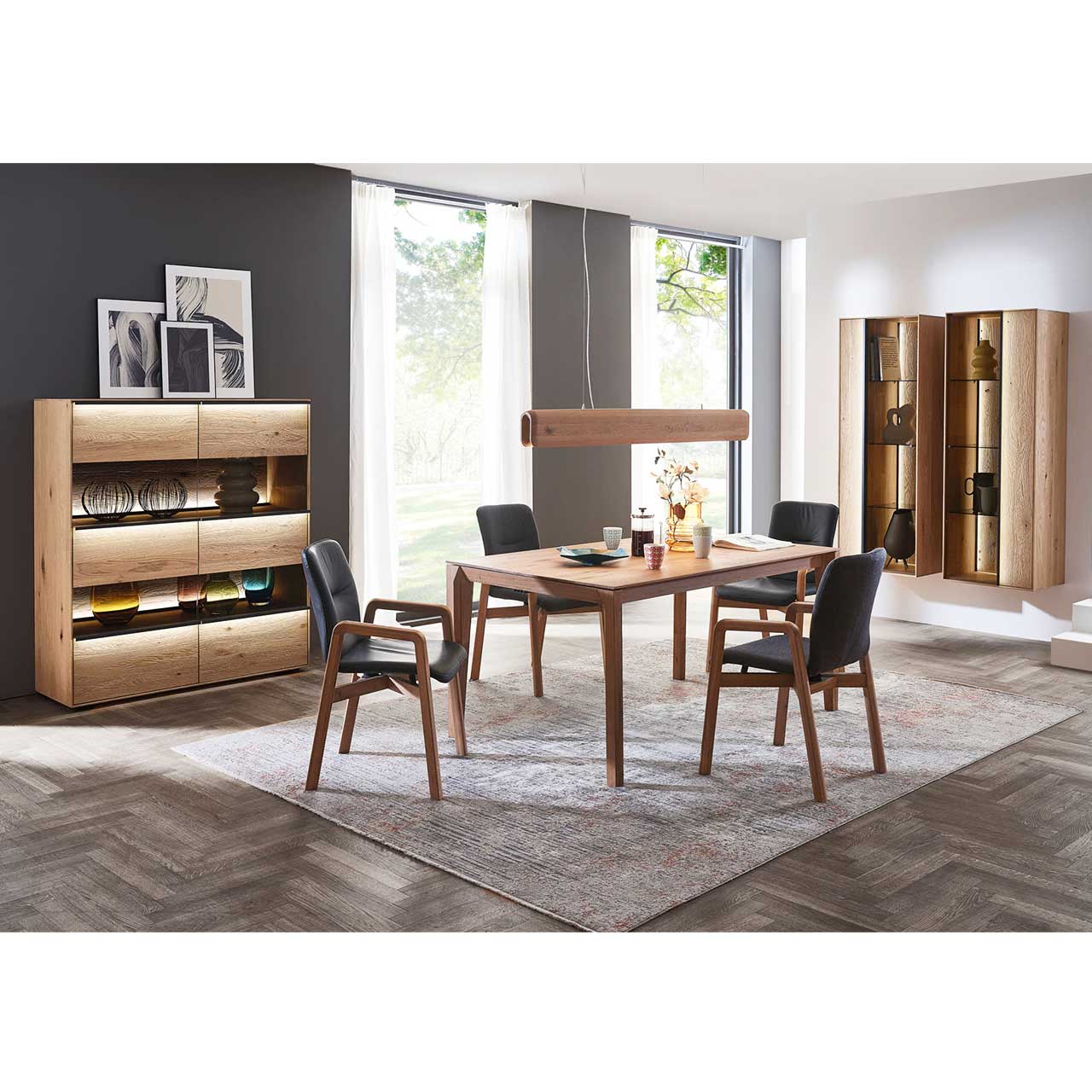 hartmann_ANEA_8530-7131_highboard_milieu Modernes Esszimmer mit Tisch, Stühlen, Vitrinen und Highboard