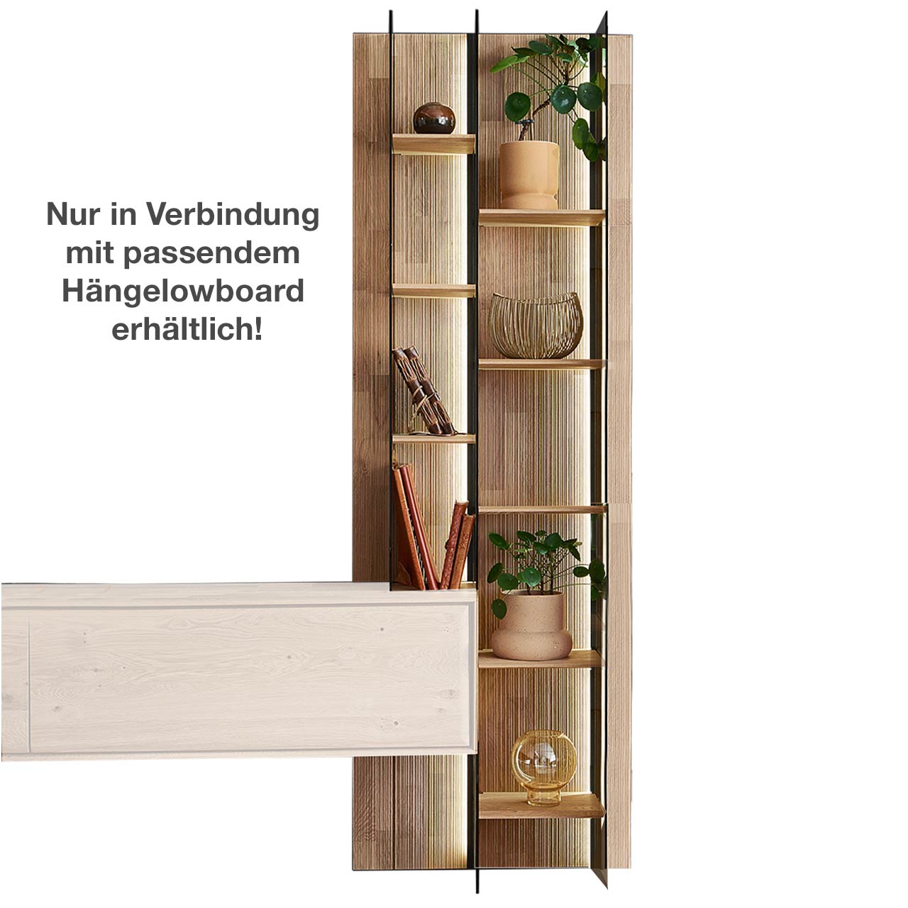 Hohes modernes Wandregal aus massivem Holz mit geschroppter Rückwand, acht Holzböden und drei beleuchteten Glasseiten aus Parsolbronze - als rechtsstehendes Anbauelement für ein passendes VALA Hängelowboard.