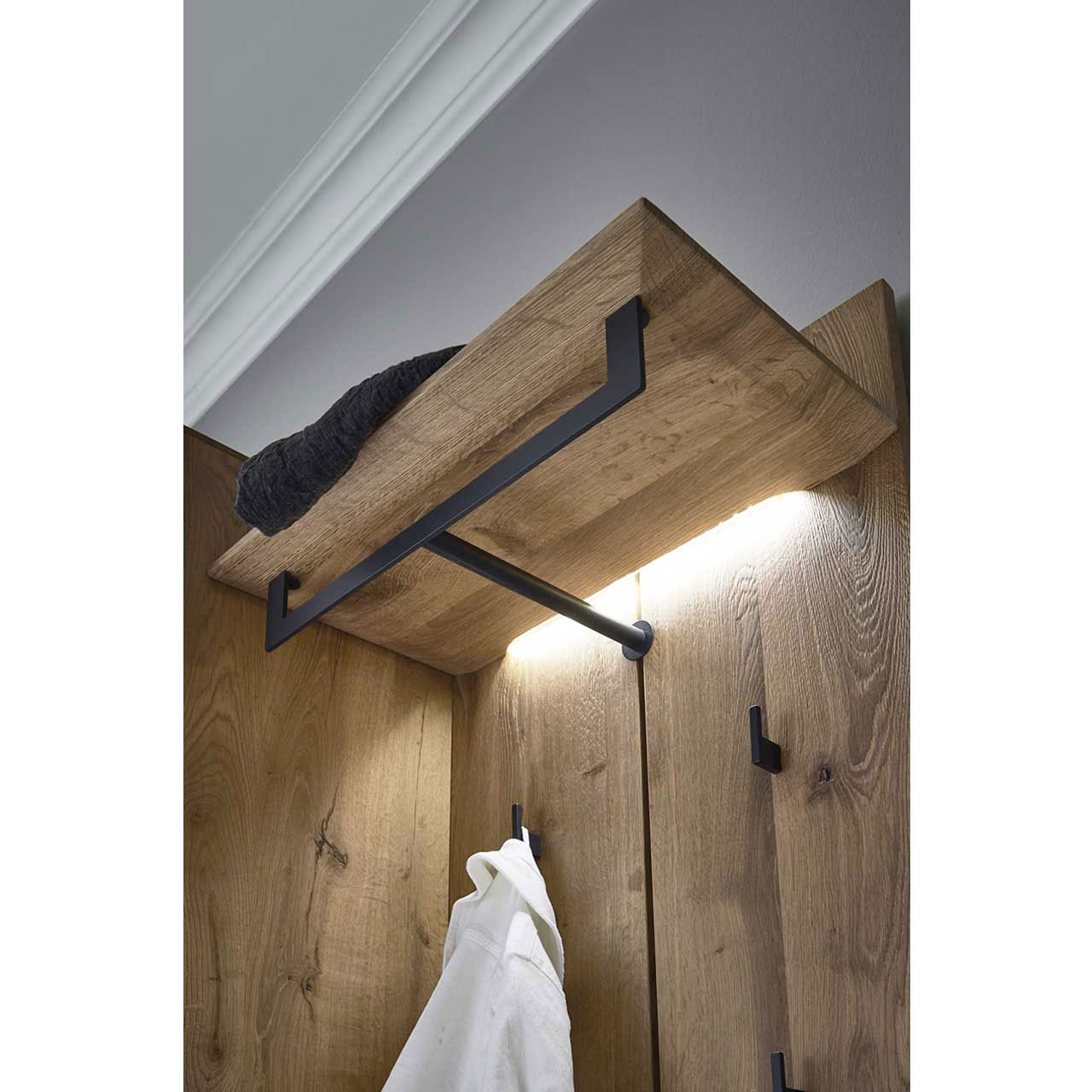 Hartmann SALVO Garderoben - Wandgarderobe 8550G-9061 - Detailbild Bodenbeleuchtung Detailbild der Bodenbeleuchtung der Wandgarderobe SALVO 9061 aus massiver Kerneiche Natur gebürstet.