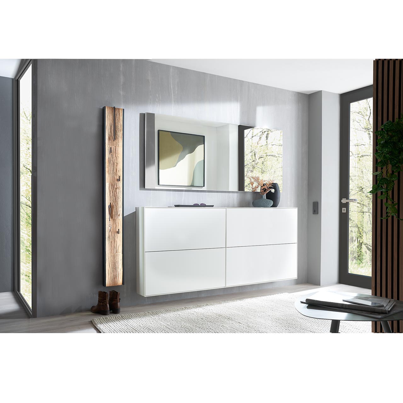 Flur mit modernen Garderobenmöbeln aus massiver Kernbirke weiß lackiert: Zwei Schuhkipper in Lack weiß, darüber ein langer, rechteckiger Wandspiegel, links ein Garderobenpaneel mit Kleiderstange und Haken und Spaltholz-Akzent.