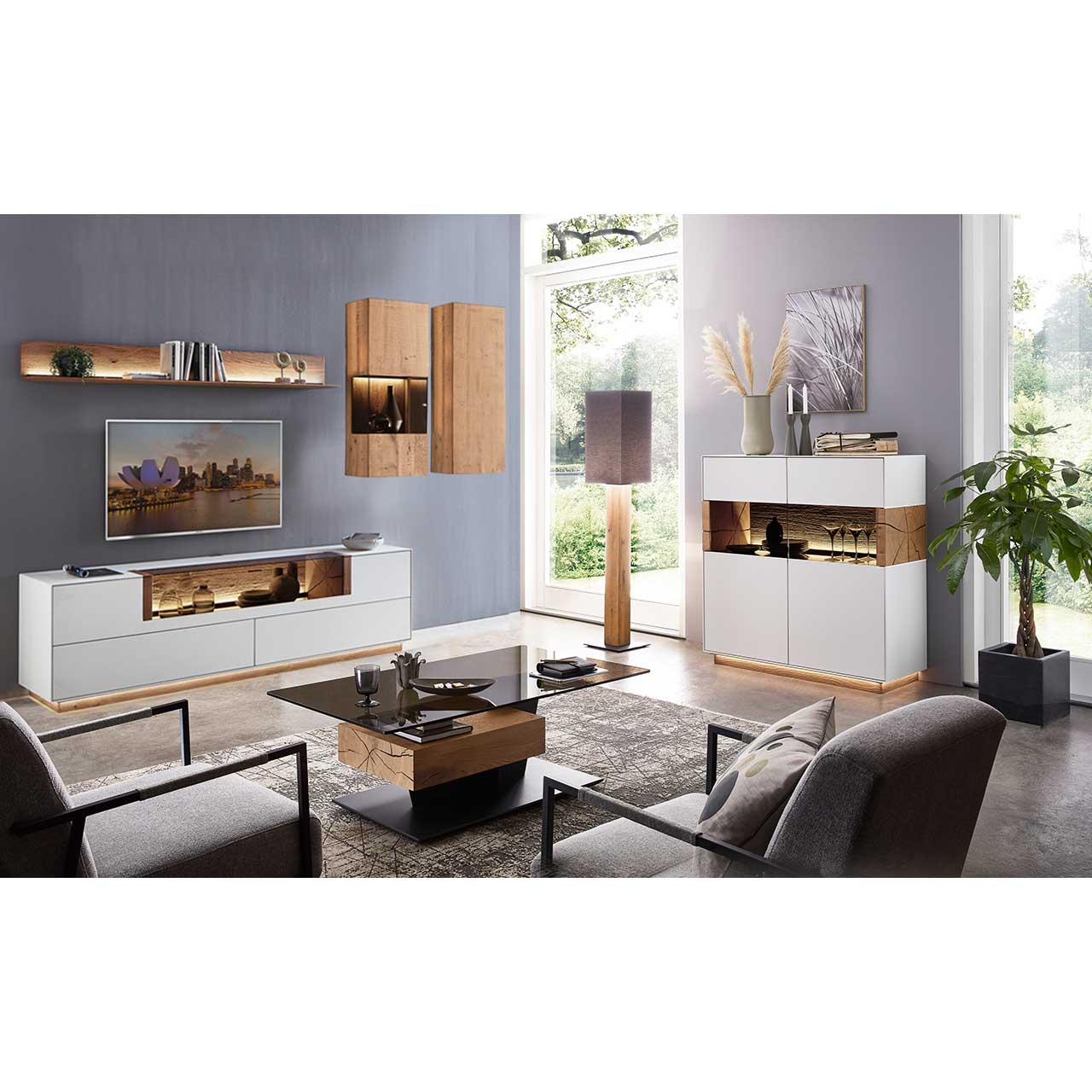 Modernes Wohnzimmer mit Möbeln aus weißem Lack und Massivholzelementen