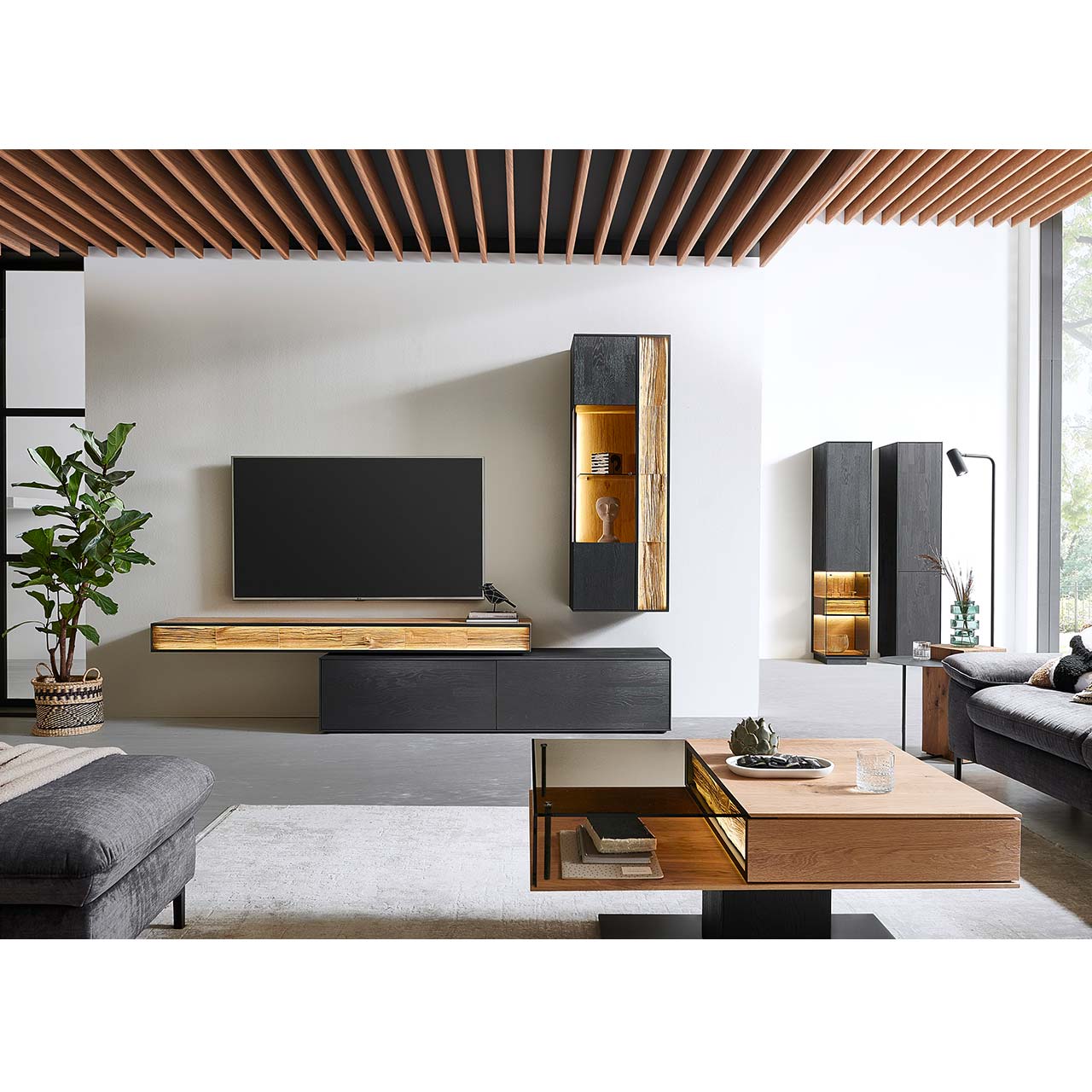 HM_KILVA_9610-2191_1211_Lowboard_TV-Bru-cke_Milieu_1280x1280 Moderne Wohnwand mit Materialmix aus Lack anthrazit mit Spaltholz-Akzenten und Parsolglas-Vitrinenausschnitten