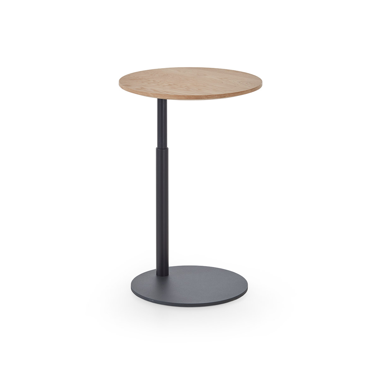 Hartmann Möbel SVEA - Couchtisch 8660-1464 oben - Kerneiche Natur / Metall anthrazit Höhenverstellbarer Couchtisch mit runder, nach oben ausgefahrener Holzplatte in klassischer Kerneiche. Gerade nach oben verlaufende Metallsäule und runde Bodenplatte in Holz anthrazit.