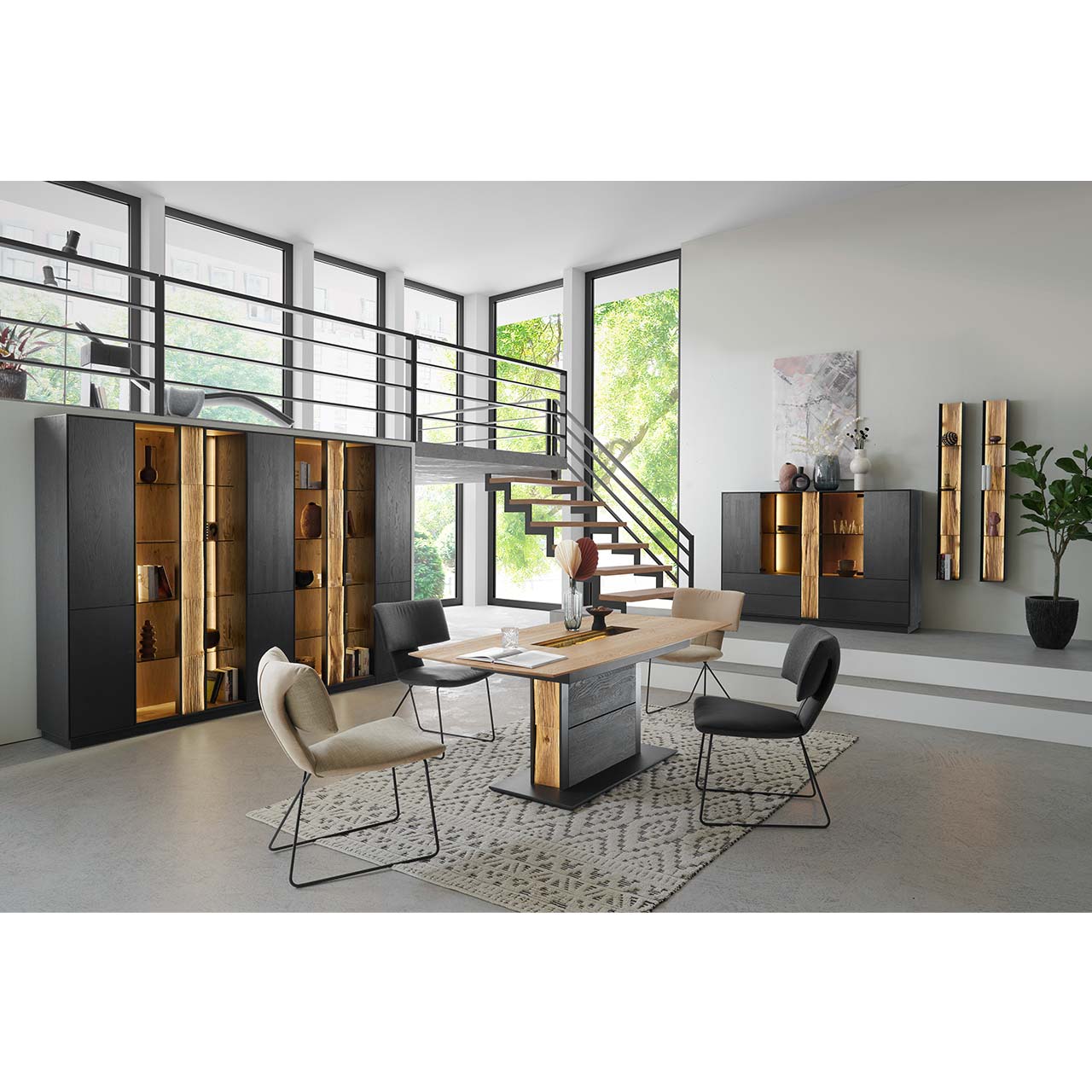 HM_KILVA_9610-6171_Highboard_milieu_1280x1280 Modernes Esszimmer mit Möbeln aus Kernesche anthrazit in Kombination mit Spaltholz-Akzenten und Parsolglas-Ausschnitten