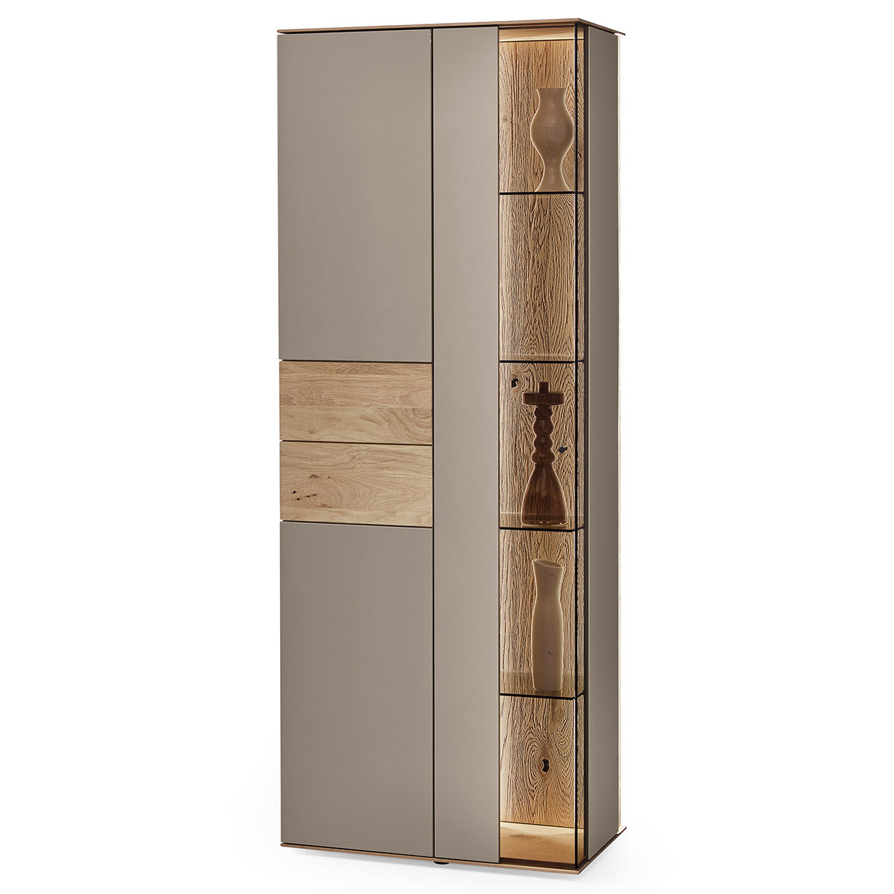 Hartmann Möbel SVEA - Standvitrine 8660-0071 - Kerneiche Natur, Lack Sand Moderne Vitrine aus massiver Kerneiche Natur mit Lackfronten in Sand. Mit Glas-Lacktür mit edler, beleuchteter Riffholzrückwand rechts und einer Lacktür mit eingearbeiteter Riffholzfront links.