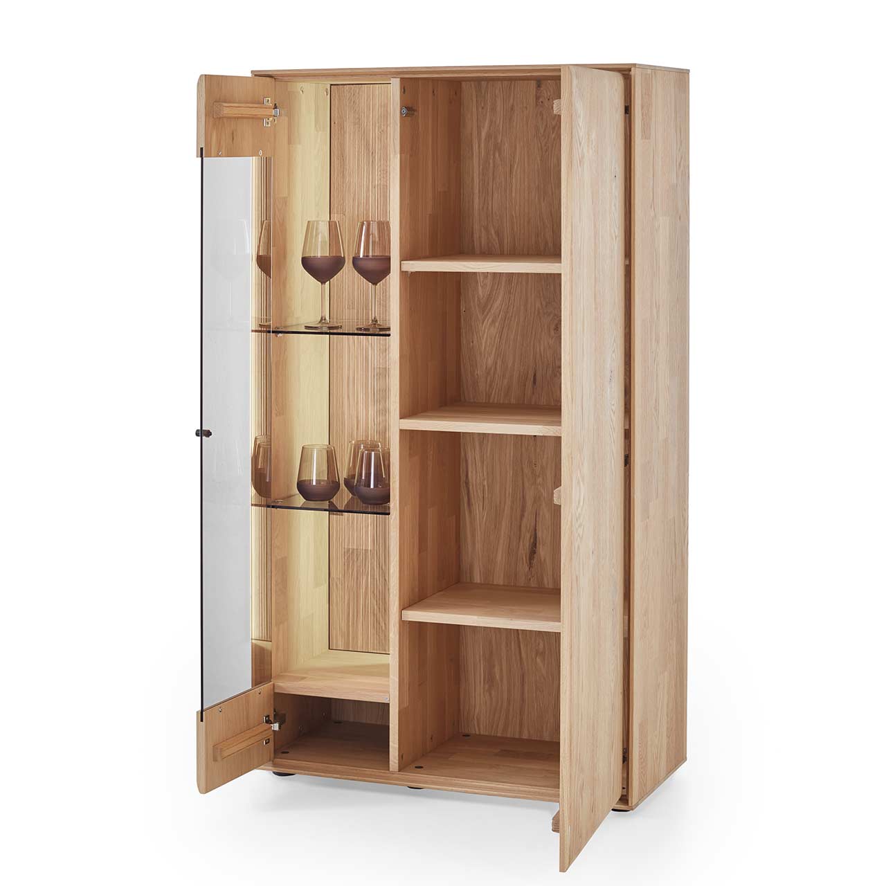 Modernes 2-türiges Highboard aus massiver Kerneiche Natur mit einer Glas/Holztür links und einer Holztür rechts. Alle Türen sind geöffnet und zeigen innen drei Holzeinlegeböden und zwei Glaseinlegeböden.