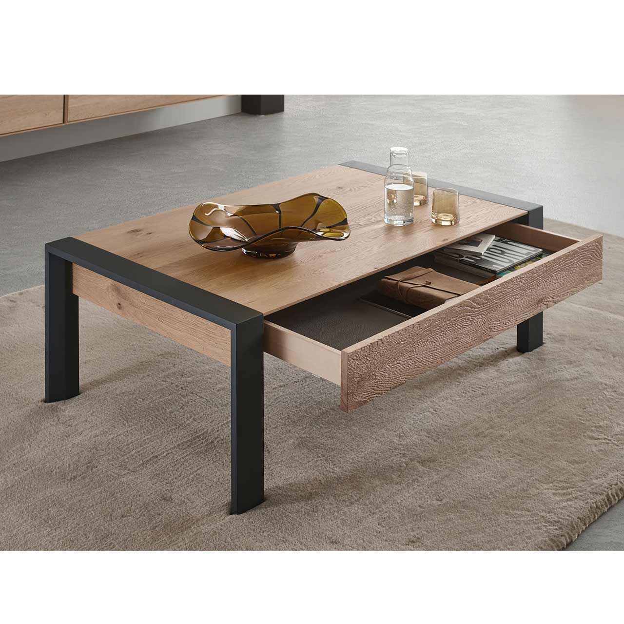 Milieubild eines Couchtisches mit Schubkasten aus massiver Kerneiche Natur