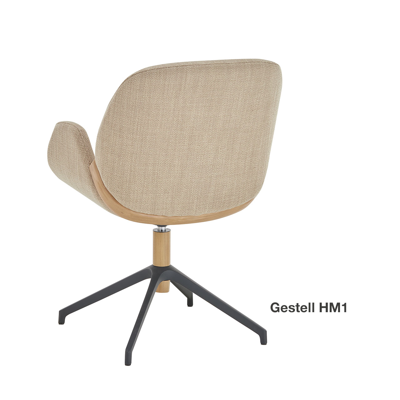 Moderner Esszimmerstuhl mit gepolsteter Sitz- und Rückenfläche sowie nach oben schwingenden Armlehnen in hellbeigem Stoff, mit rundumlaufender Holzapplikation im unteren Lendenbereich und Vier-Fuß-Gestell in Metall Anthrazit mit Holz - in Rückansicht.