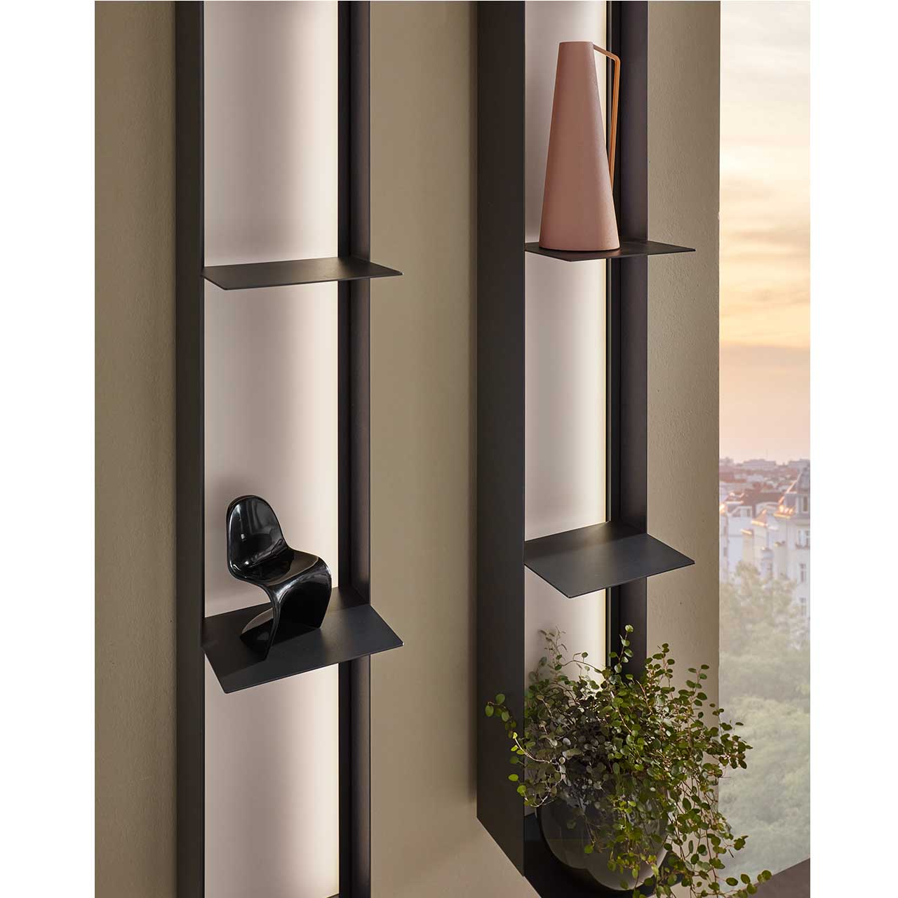 Bildausschnitt zweier nebeneinander hängender Regale. Die Rückwand ist in der Farbe Lack Sand, die Böden sind dunkelgrau.