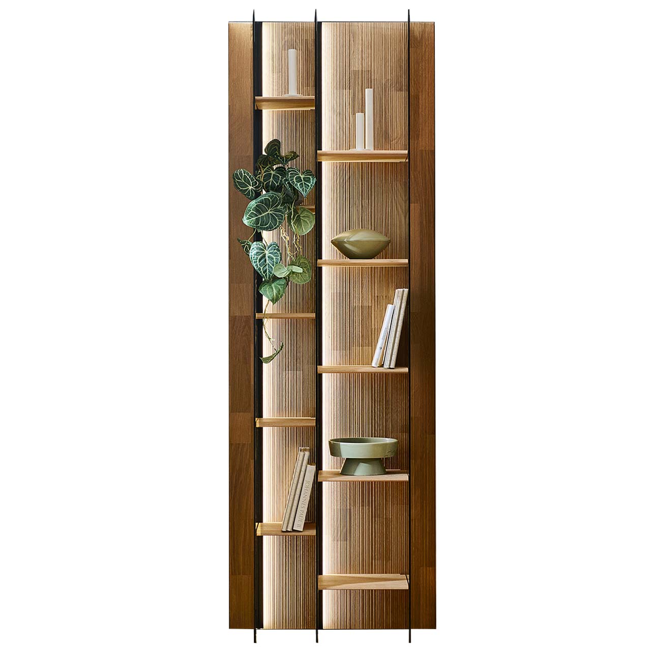 Hartmann VALA - Paneelregal 8640-0073- Kerneiche Natur / Glas Hohes Wandregal aus massivem Holz und edel verarbeiteter, geschroppter Rückwand mit zehn Holzböden und drei beleuchteten Glasseiten in Parsolbronze - in Frontansicht.