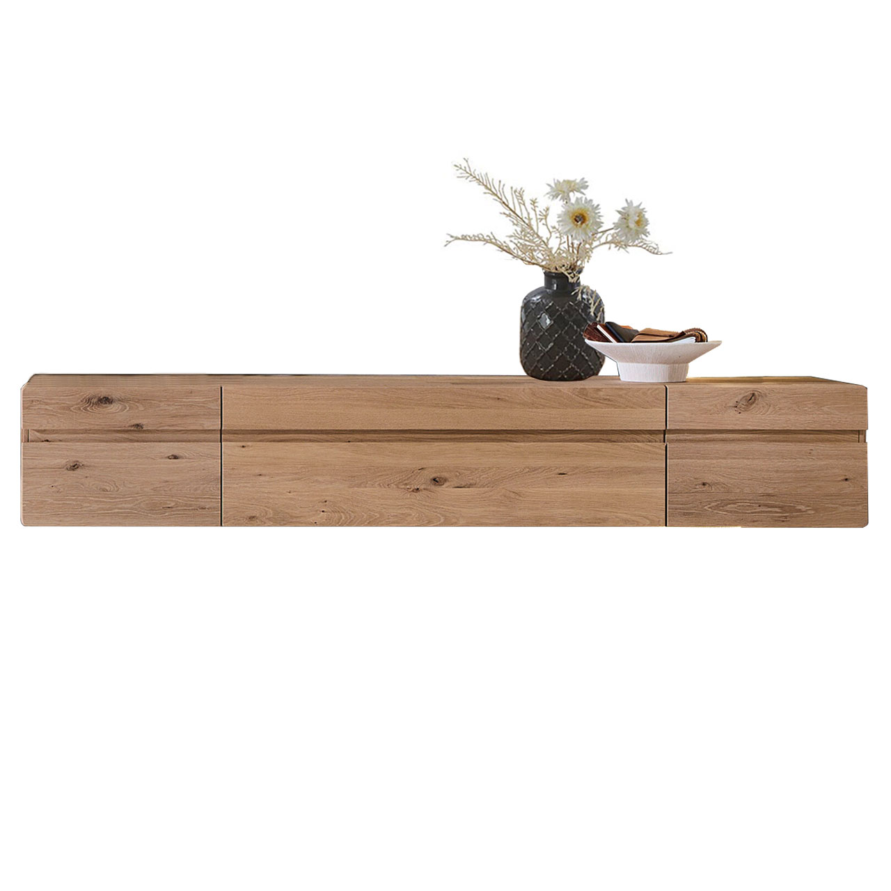 Modernes Hängelowboard aus massiver Kerneiche Natur mit edler Holzmaserung und markanter Holzeinkerbung in der Möbelfront. Lowboard hat zwei Holztüren rechts und links und mittig eine Holzklappe.