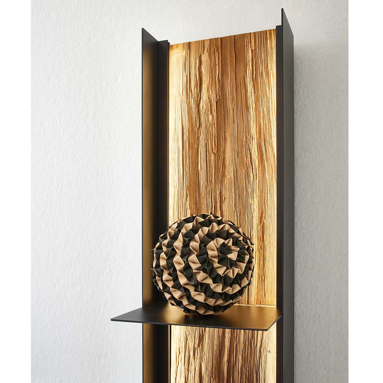 Detailbild von Wandregal aus Metall, anthrazit mit Spaltholz Rückwand