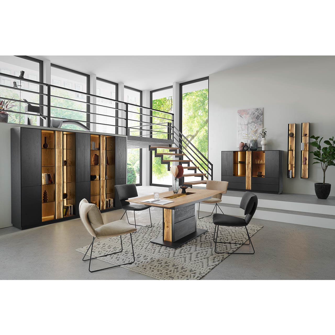 HM_KILVA_9610-1705_Stuhl-Ella__milieu2_1280x1280 Modernes Esszimmer mit Möbeln aus Kernesche anthrazit in Kombination mit Spaltholz-Akzenten und Parsolglas-Ausschnitten