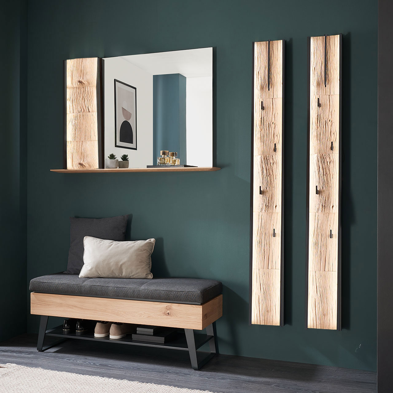 Moderne vierteilige Garderobe aus massiver Kerneiche Natur: Ein Spiegelpaneel mit Spaltholz-Akzent, zwei Garderobenpaneele mit Spaltholz-Rückwand und Kleiderhaken und eine gepolsterte Sitzbank auf Metallkufen mit Stauraumfach.