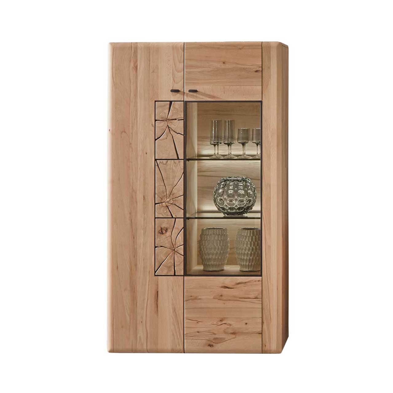 Highboard aus massiver Kernbuche mit zwei Türen. Linke Tür mit drei Hirnholzscheiben, rechte Tür mit Glasfront, dahinter zwei Glaseinlegeböden