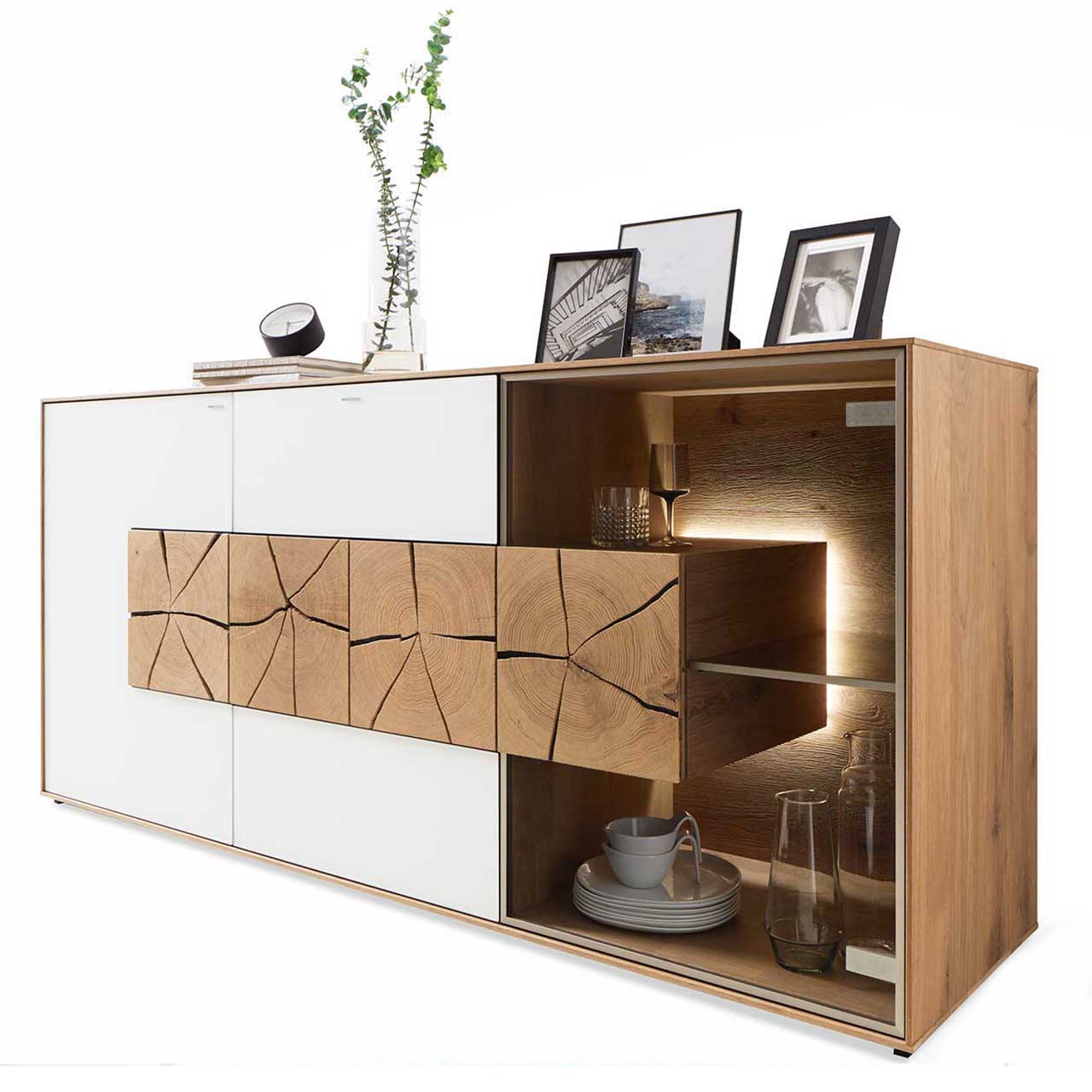 Hartmann CAYA - Sideboard mit Glastür 7170-4195W Edles Lowboard aus massiver Kerneiche Umato mit weißfarbenen Mattglasfronten, links mit drei rechteckigen Hirnholzscheiben, rechts mit Glastür, beleuchtetem Glasboden und Hirnholzblock.