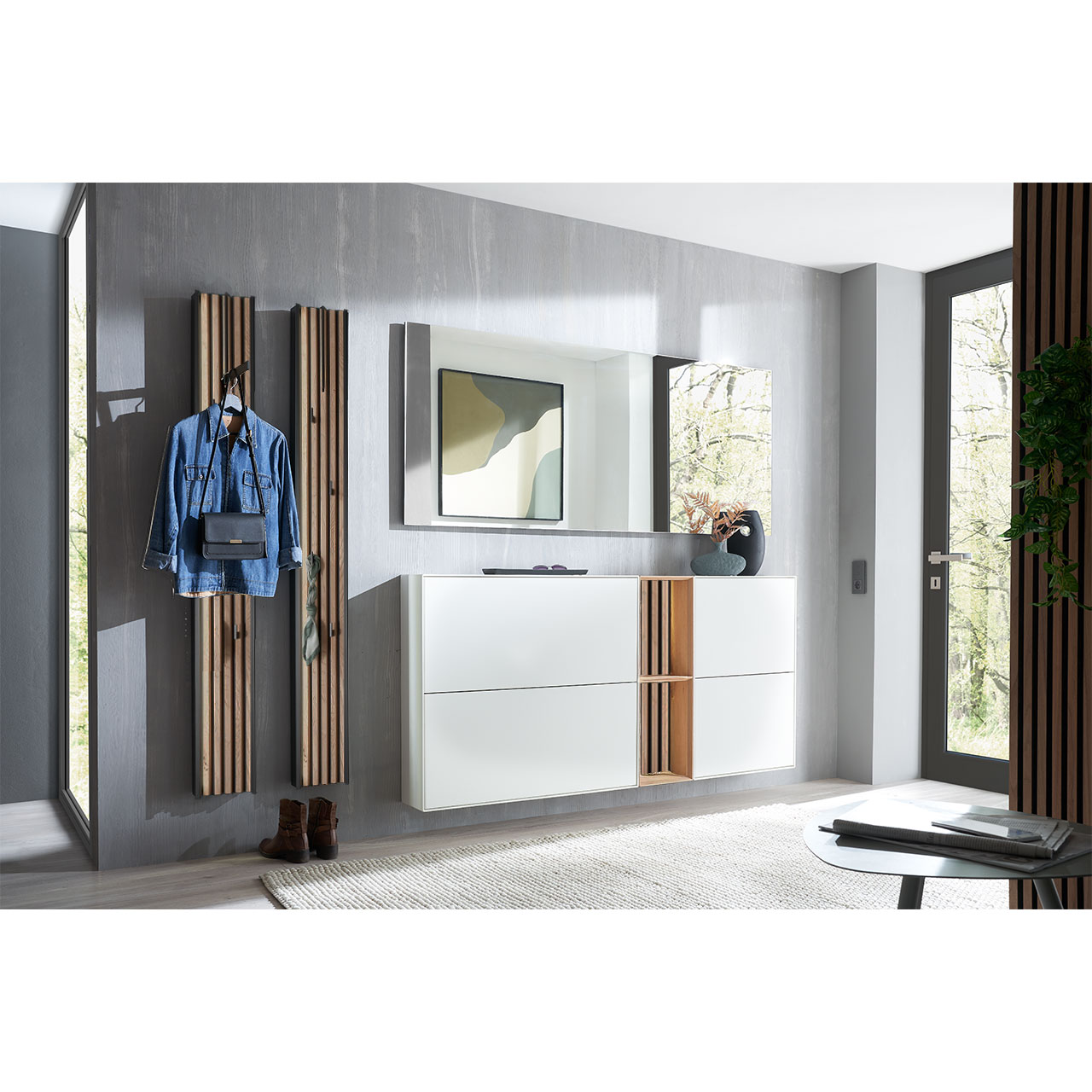 Milieubild Hartmann SALVO 8550G -  Garderobe Nr. V100L - Kernbirke weiß Lack, Kerneiche Natur, Lamellen Flur mit modernen Garderobenmöbeln aus Kernbirke und Kerneiche Natur: Regalelement mit Lamellen-Akzent zwischen zwei weiß lackierten Schuhkippern, zwei Garderobenpaneelen mit Holzlamellen und langem Wandspiegel.