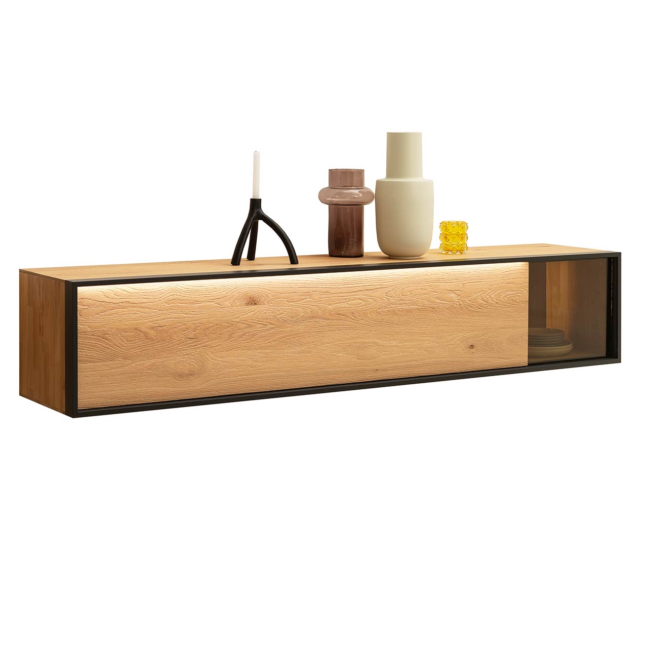 Hartmann YOLA Schöner Wohnen - Hängelowboard 8590-2201 Modernes Hängelowboard aus sandgestrahlter Kerneiche Natur mit beleuchtetem Glasausschnitt rechts, eingefasst in einen anthrazitfarbenen Metallrahmen.