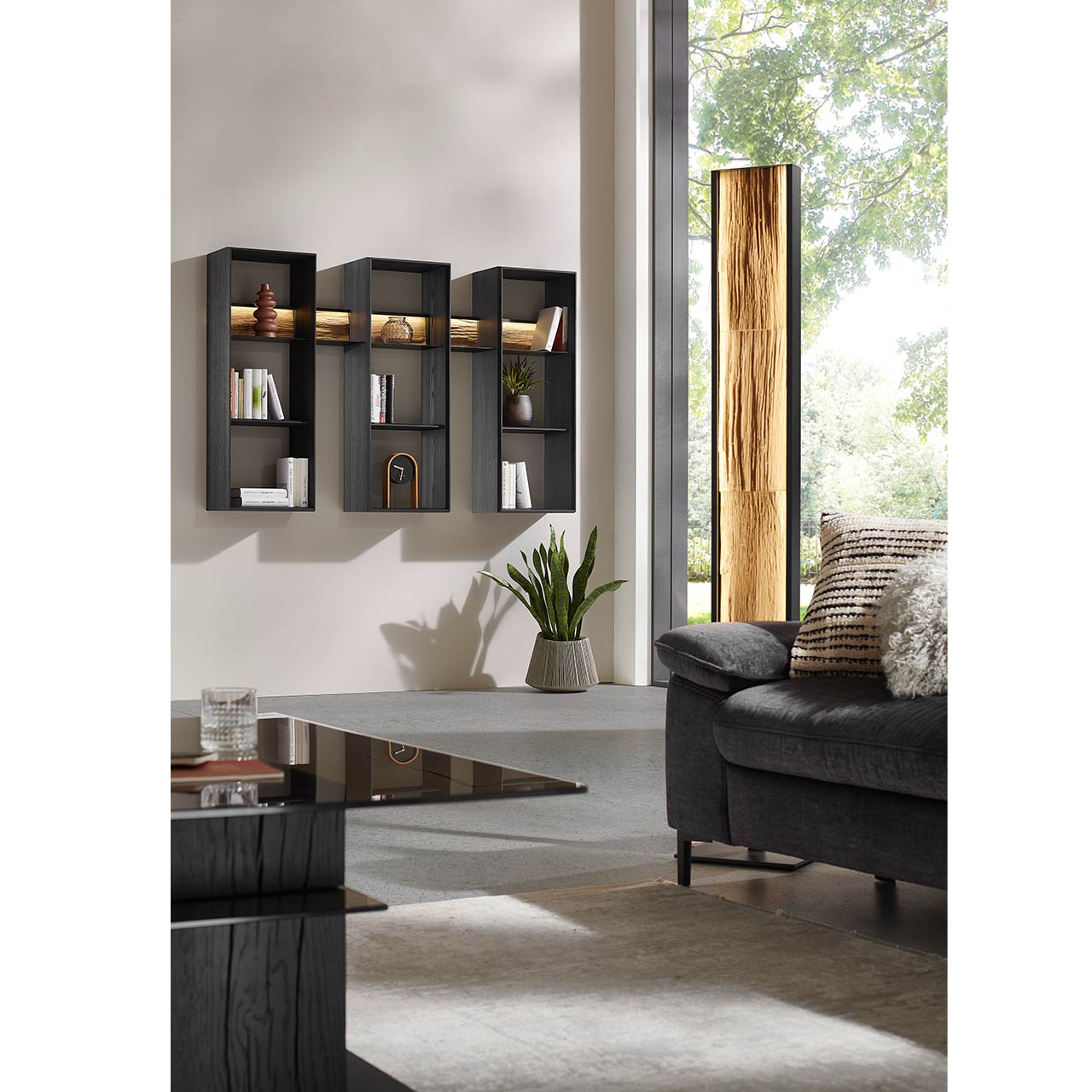 HM_KILVA_9610-6172_Ha-ngeregal3er_milieu_1280x1280 Moderne Hängeelemente aus anthrazit Metall mit Splatholz-Akzenten in hellem Raum