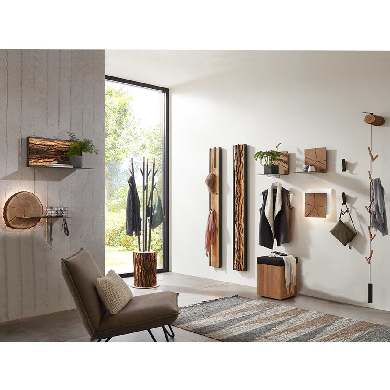 Modern eingerichtete Garderobe mit vielen Kleinmöbeln aus massivem Holz kombiniert mit Metall. Schlüsselablage auf Holzplatte mit Metall, Wandablagen und Wandleuchten mit echtem Hirnholz, Sitzhocker mit Stauraumfach, Wandgarderoben mit Metallhaken uvm.