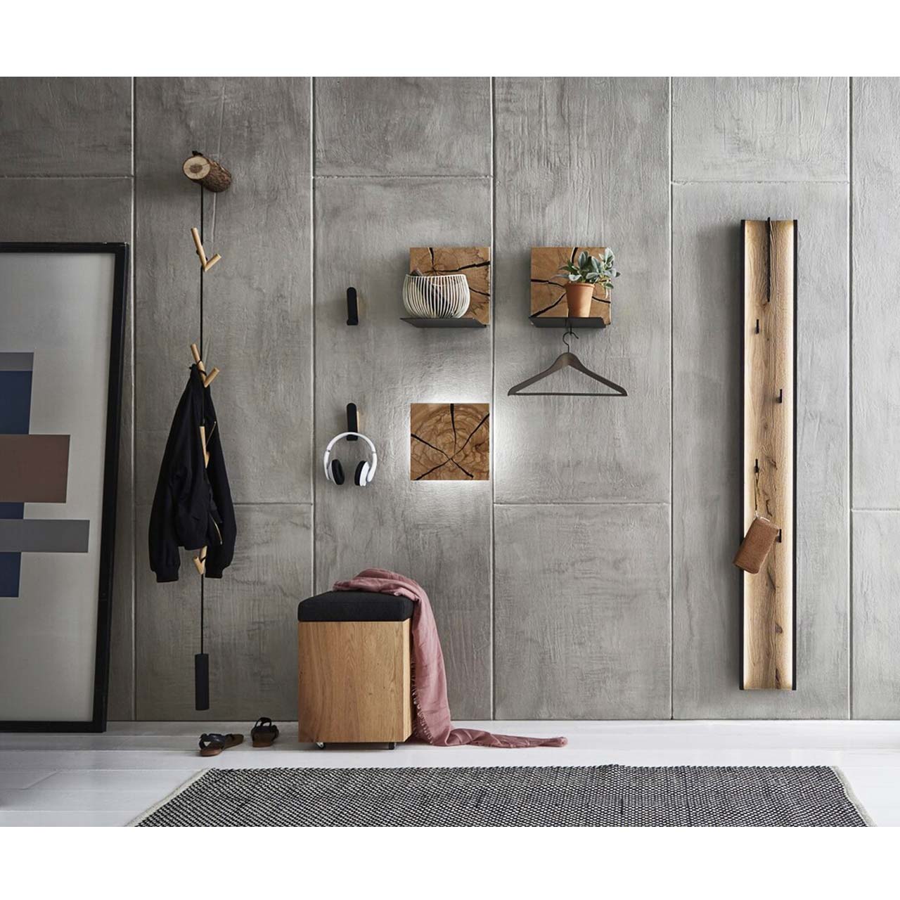 Milieubild - Hartmann CAYA Garderoben - 7140 Kleinmöbel aus echtem Holz und Metall Modern eingerichtete Garderobe mit Kleinmöbeln aus massiver Kerneiche kombiniert mit Metall. Wandablagen und Wandleuchten mit echtem Hirnholz, schmale Wandgarderobe mit Stange und Metallhaken, Sitzhocker mit Stauraumfach uvm.