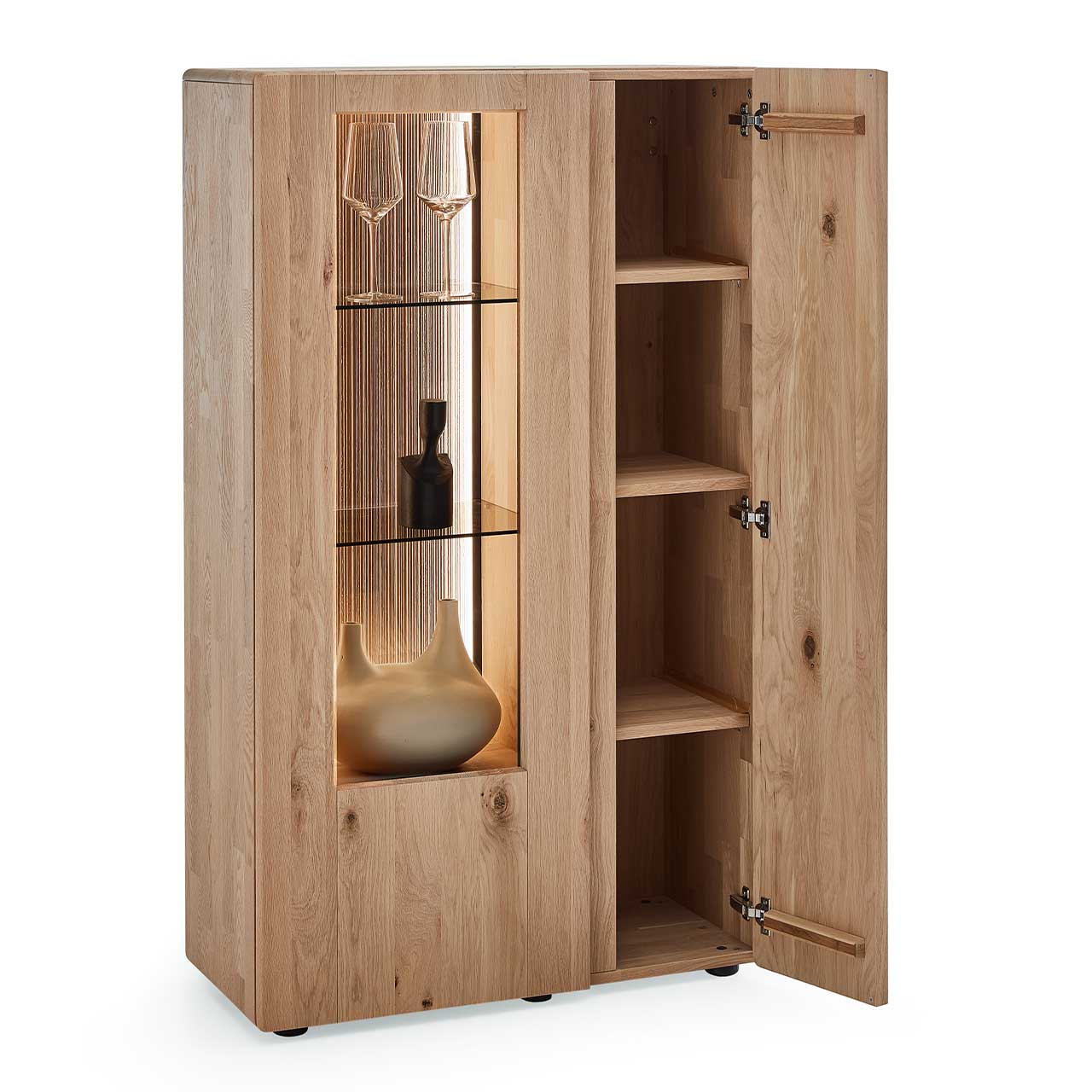 Edles Highboard aus massiver Kerneiche Natur mit einer Holztür rechts und einer offenen, beleuchteten Glas-/Holztür links, dahinter sichtbar die edel geschroppte Rückwand und zwei Glasböden sowie ein Nischenfach unten.