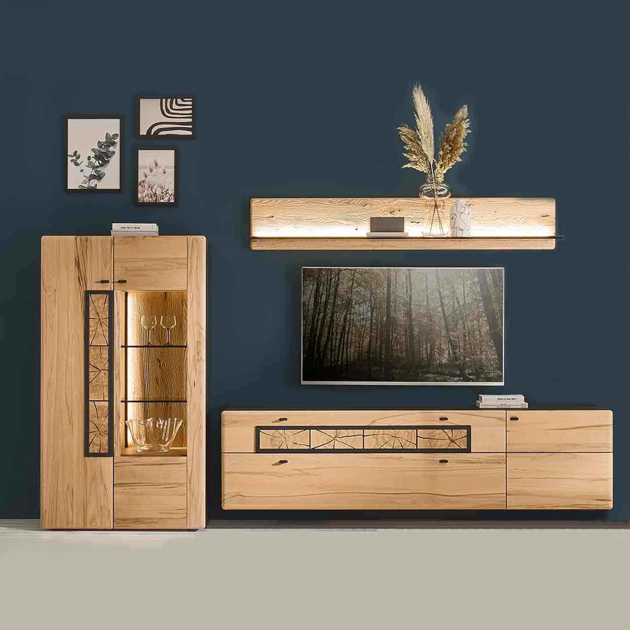 Dreiteilige Massivholzwohnwand aus Kernbuche vor dunkelblauer Wand mit Fernseher. Bestehend aus Highboard mit Glasfront, Höhe ca. 155cm, Lowboard mit dekorativen Hirnholzscheiben, Breite ca. 211cm und Hängepaneel mit Glasablage, Breite ca. 168cm