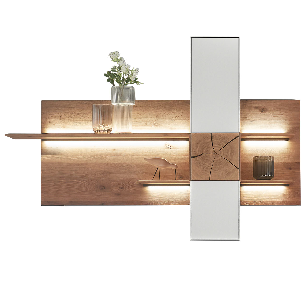 Hartmann CAYA - Regalelement 7170-6186W re. - Türanschlag rechts Moderne Regal-Kombination mit einem Wandpaneel aus massiver Kerneiche Umato und zwei beleuchteten Regalböden sowie einem rechts positioniertem Hängeschrank mit Mattglas weiß Front und dekorativer Hirnholzscheibe.