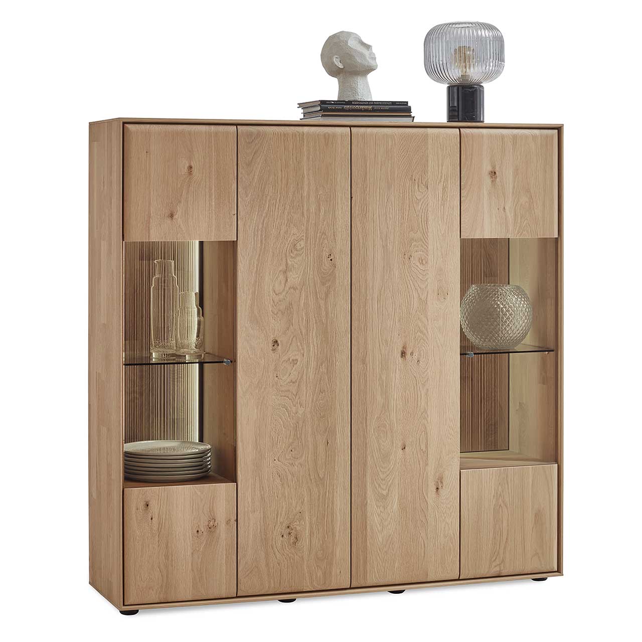 Modernes 4-türiges Highboard aus massiver Kerneiche Natur mit zwei Glas/Holztüren rechts und links außen und mittig mit zwei edlen Holztüren - in Seitenansicht. 