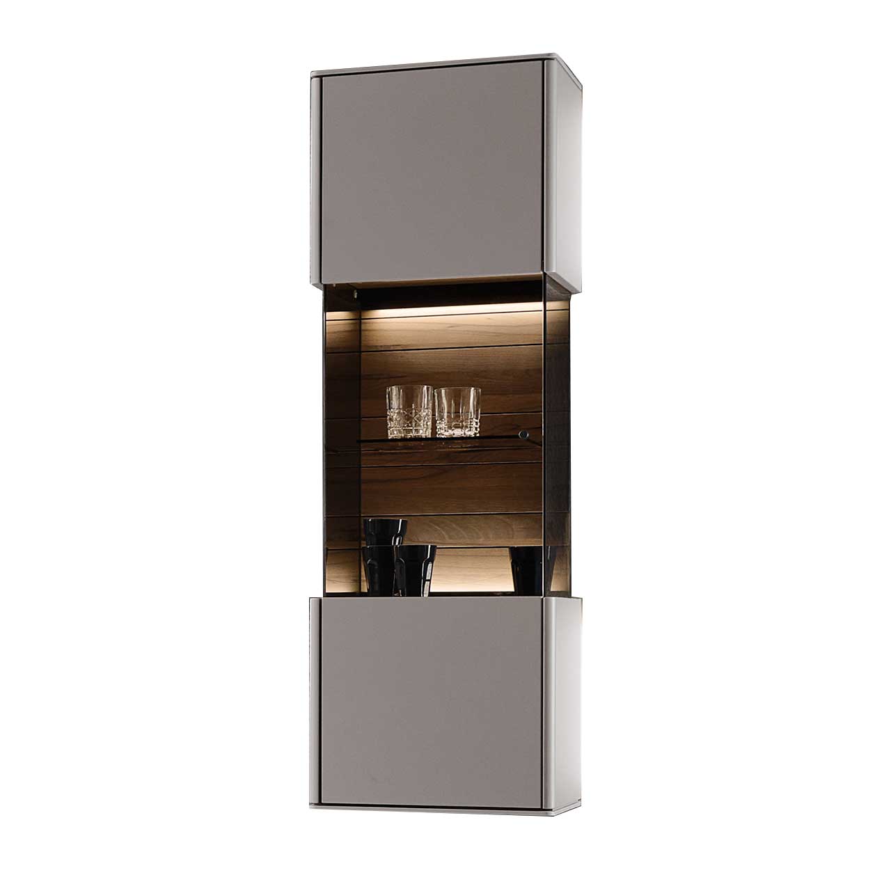 Moderne Hängevitrine aus Massivholz mit sandfarben lackierten Fronten. In der Mitte mit beleuchtetem Glasausschnitt und sichtbarer Holzrückwand in dunkelbrauner Altholzbuche Uyaa.