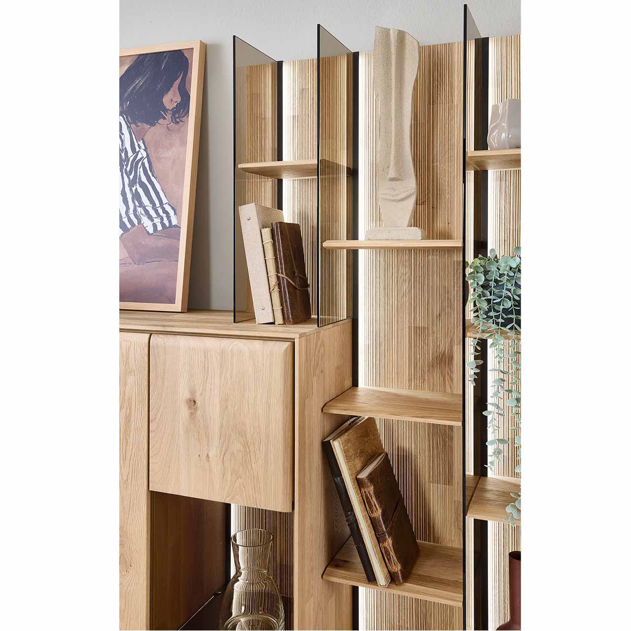Detailaufnahme eines Wandregals als Anbauelement für Highboards. Das Wandregal mit geschroppter Rückwand, beleuchteten Seitenwänden aus Parsolglas und edlen Holzböden ist integriert in ein passendes VALA Highboard Nr. 7141.