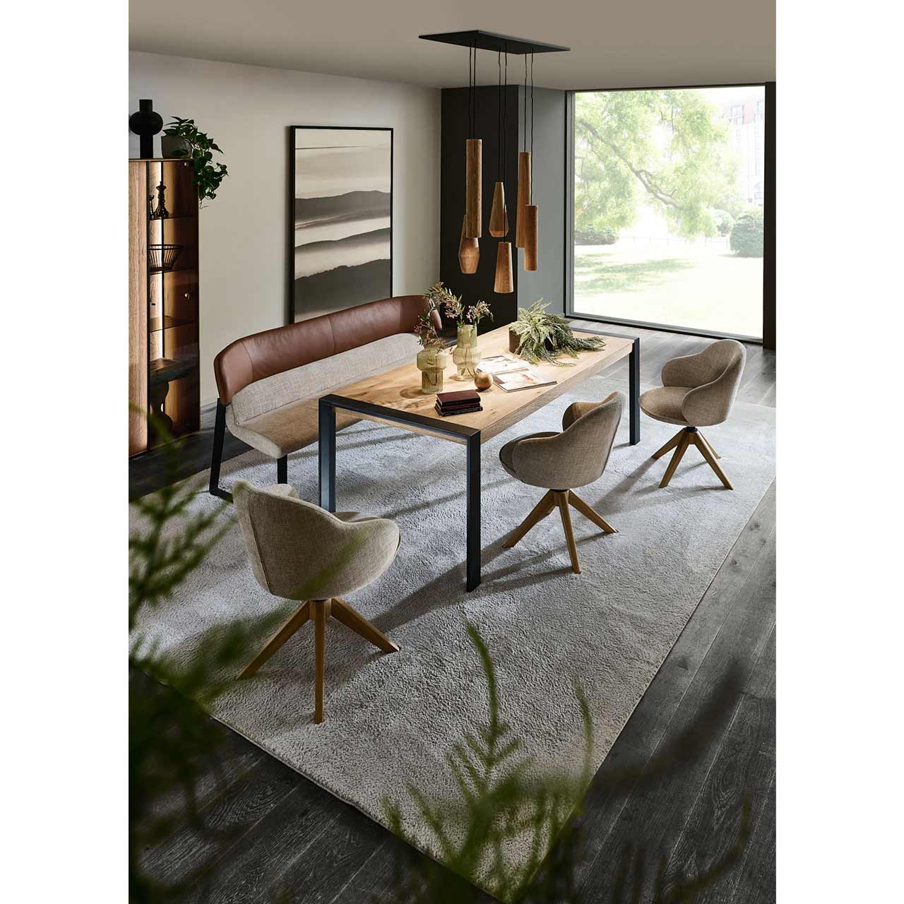 Modernes Esszimmer mit Tisch, Sitzbank und 3 Stühlen