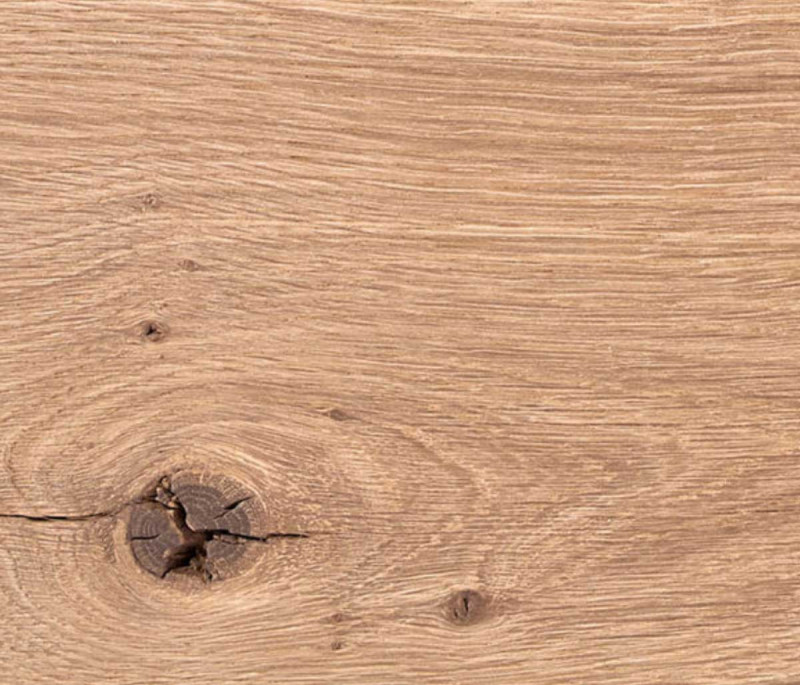 Holz-Kachel in Kerneiche Natur mit sichtbarer Holzstruktur mit feinen Rissen und dezenten dunklen Holzeinschlüssen, Oberfläche im warmen, hellen, Braunton.