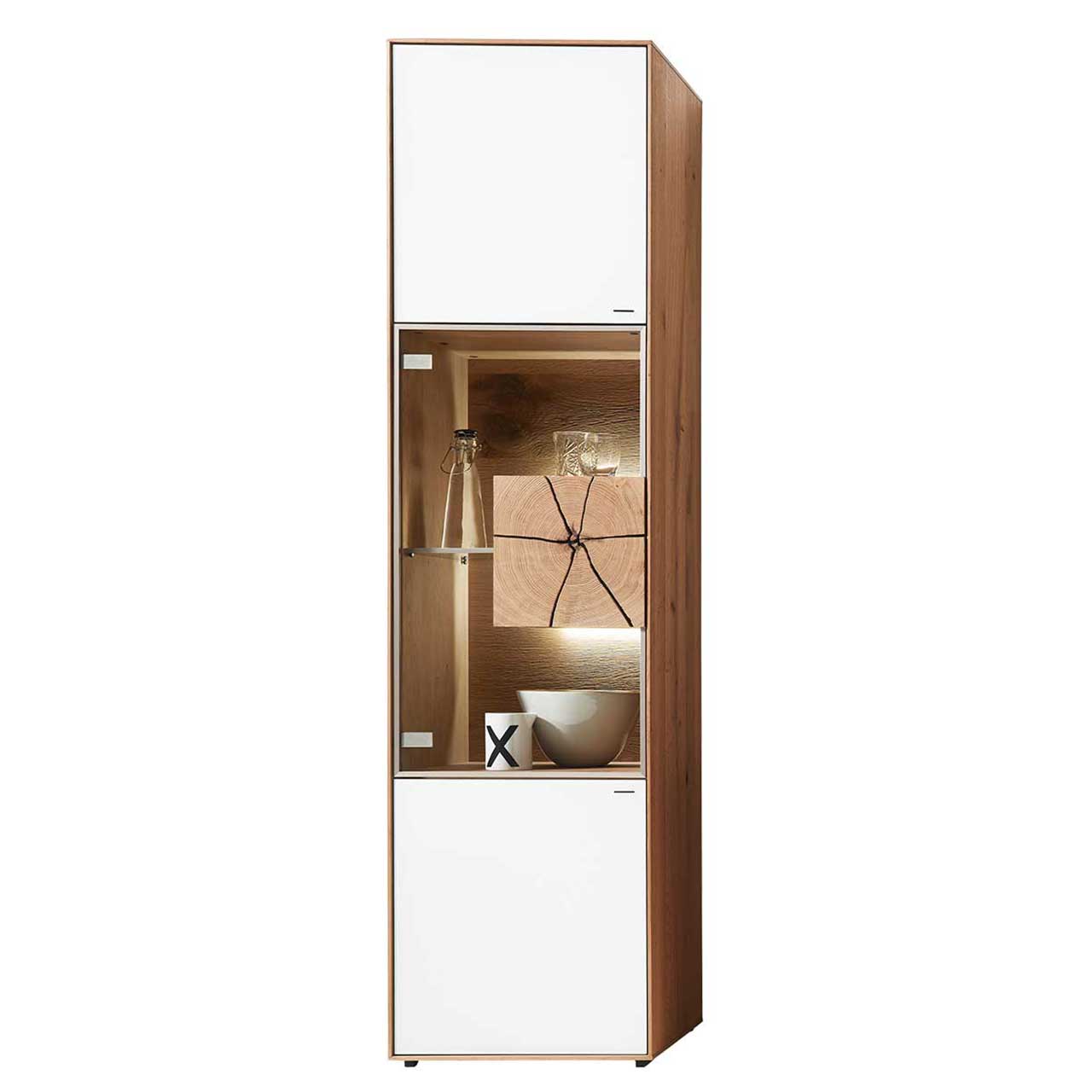 Moderne Standvitrine aus massiver Kerneiche Umato mit Mattglas weiß Front, mittig mit beleuchtetem Glasausschnitt, Glasboden und Hirnholzblock aus hellem Holz. 