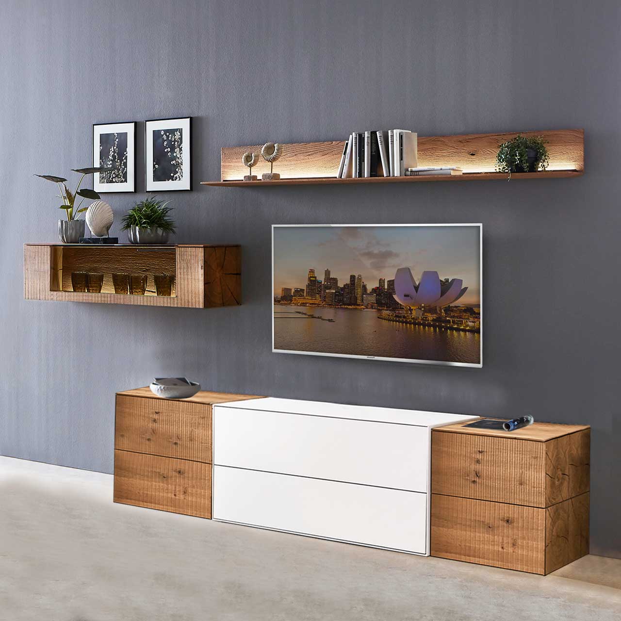 hartmann_BENJO_7220W_Wohnwand_28 Wohnwand mit Materialmix aus Lack weiß und purem Massivholz