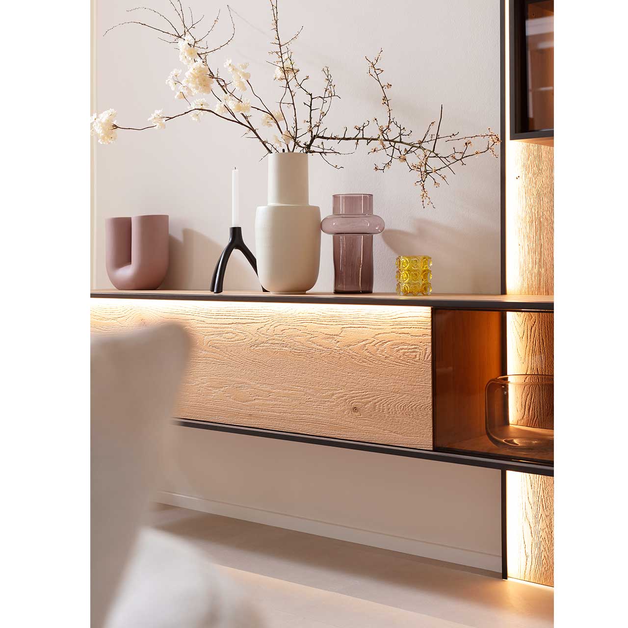 Detailansicht des beleuchteten Lowboards Nr. 2201 aus massiver Kerneiche Natur sandgestrahlt mit sichtbarer Holzmaserung und moderner Metallumrandung in Anthrazit mit edlem Glasausschnitt in Parsol Bronze.