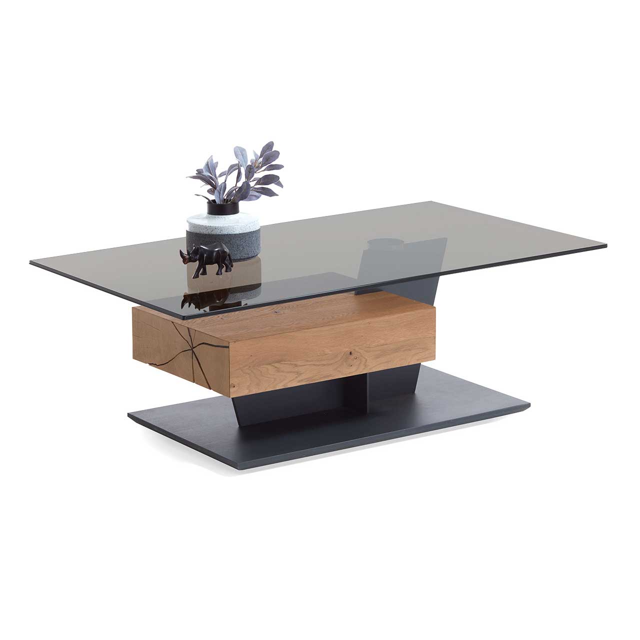 Moderner Couchtisch mit rechteckiger Tischplatte in Parsolbronze an seitlicher Metallstütze mit massivem Hirnholzbalken in Kerneiche Umato mit Schubkasten. Bodenplatte rechteckig in Holz anthrazit.
