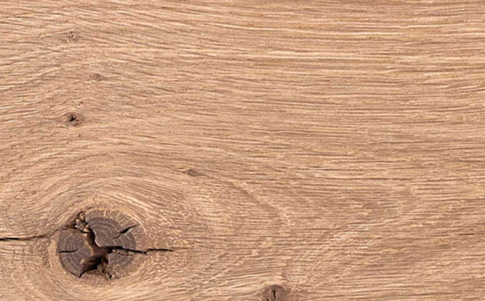 Hartmann Möbel - Holzauswahl Kerneiche Natur Holz-Kachel in Kerneiche Natur mit lebendiger Maserung – sichtbare Holzstruktur mit feinen Rissen, Oberfläche in warmem, mittelbraunem Naturton – zur Holzauswahl bei Möbeln der Hartmann-Möbelserien wie z.B. RUNA, NATURZEIT oder NATURWERKE