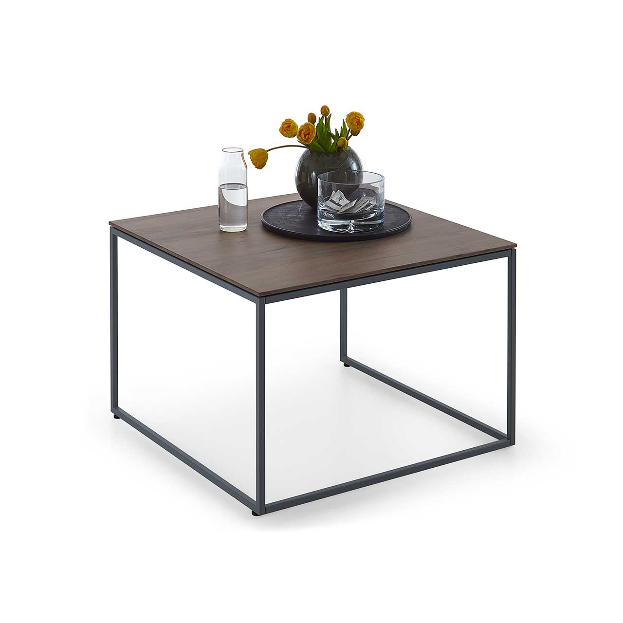 Moderner Couchtisch mit quadratischer Tischplatte aus massiver, dunkelbrauner Altholzbuche Uyaa und Metallgestell anthrazit.