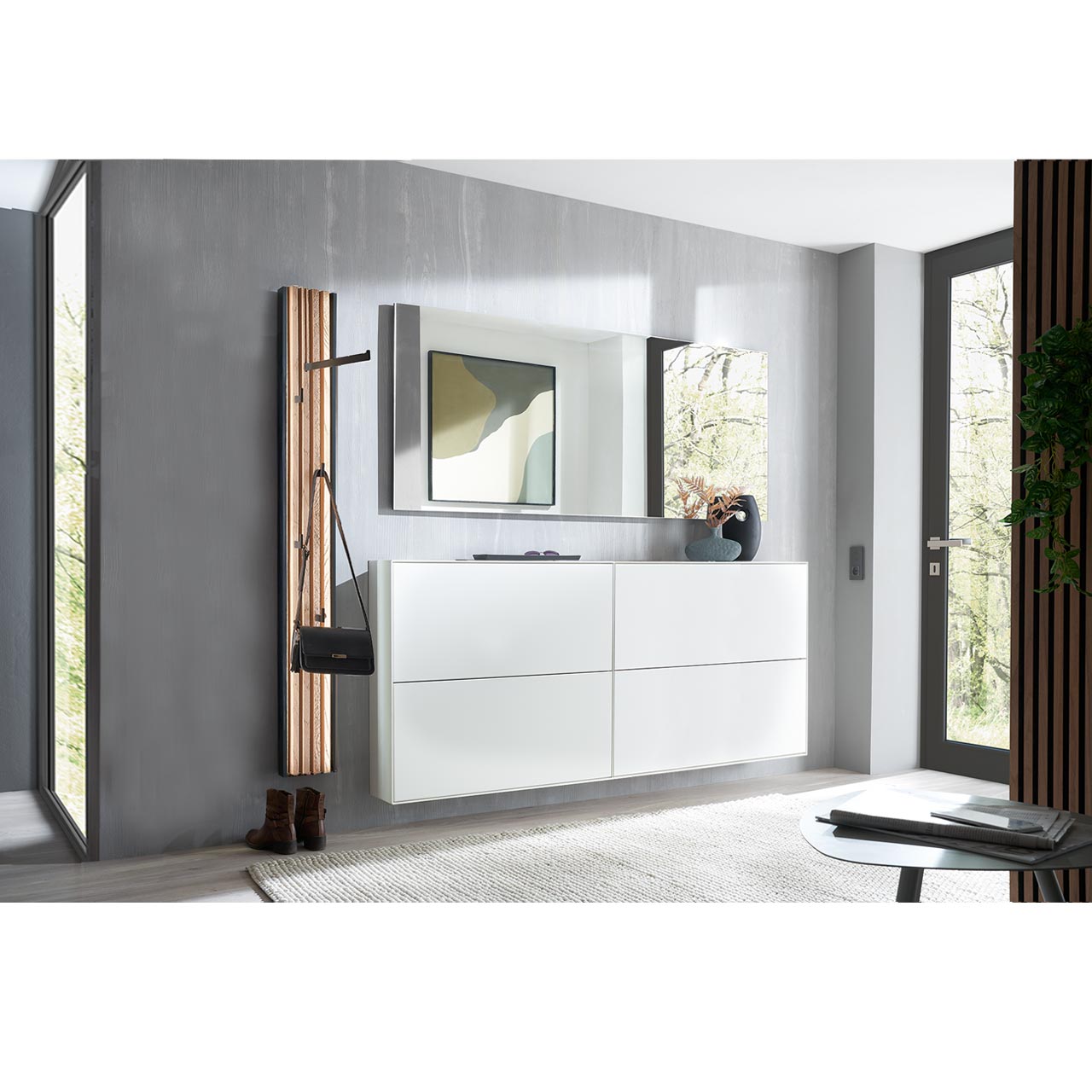 Milieubild Hartmann SALVO 8550G -  Garderobe Nr. V118L - Kernbirke weiß Lack, Lamellen Flur mit modernen Garderobenmöbeln aus massiver Kernbirke weiß lackiert: Zwei Schuhkipper in Lack weiß, darüber ein langer, rechteckiger Wandspiegel, links ein Garderobenpaneel mit Kleiderstange und Haken und Lamellen-Akzent.