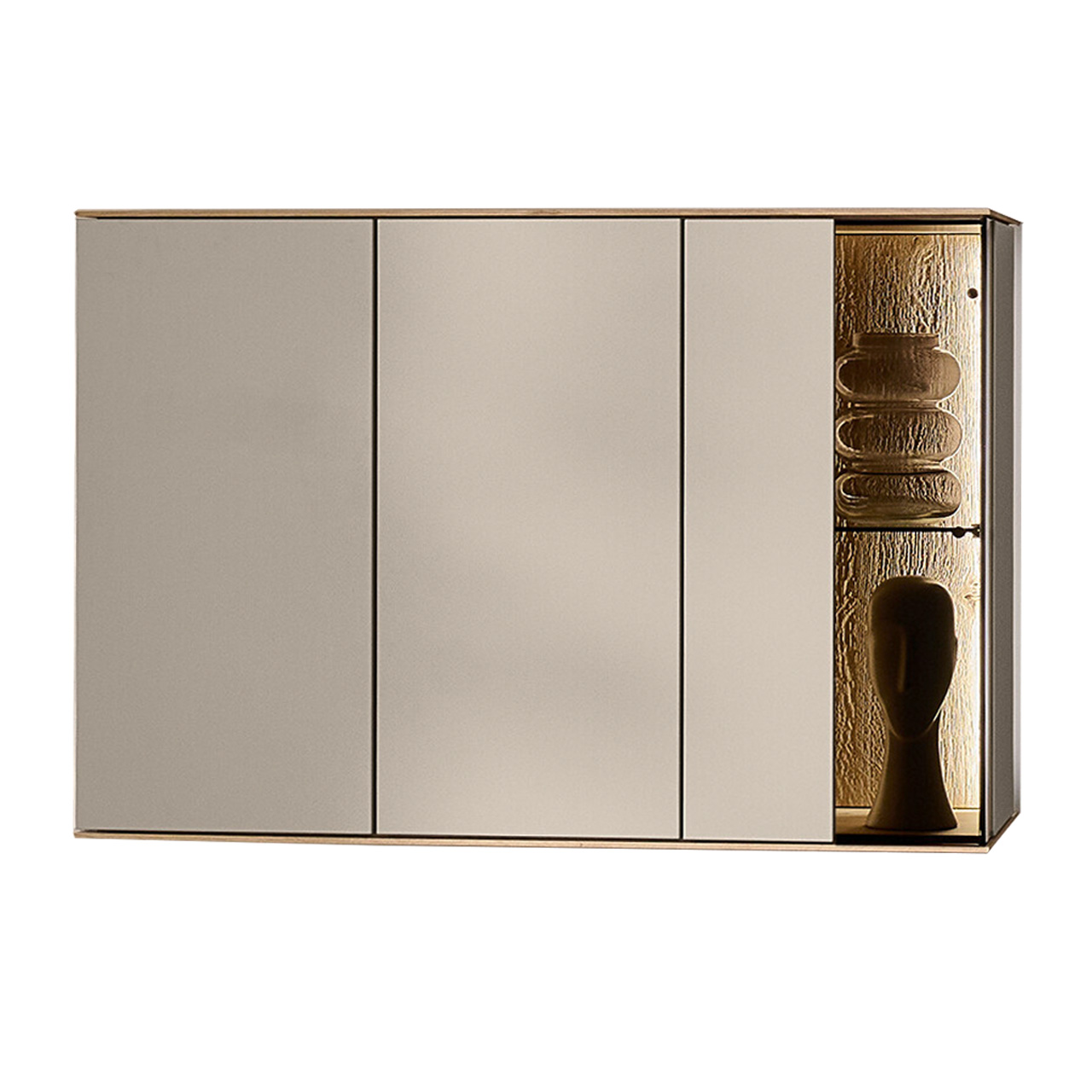 Moderne Vitrine aus massiver Kerneiche Natur mit Lackfronten in Sand. Mit einer Glas-Lacktür und beleuchteter Riffholzrückwand rechts und einer Lacktür links - asymmetrisches Design, von rechts nach links zulaufend schmaler werdend.