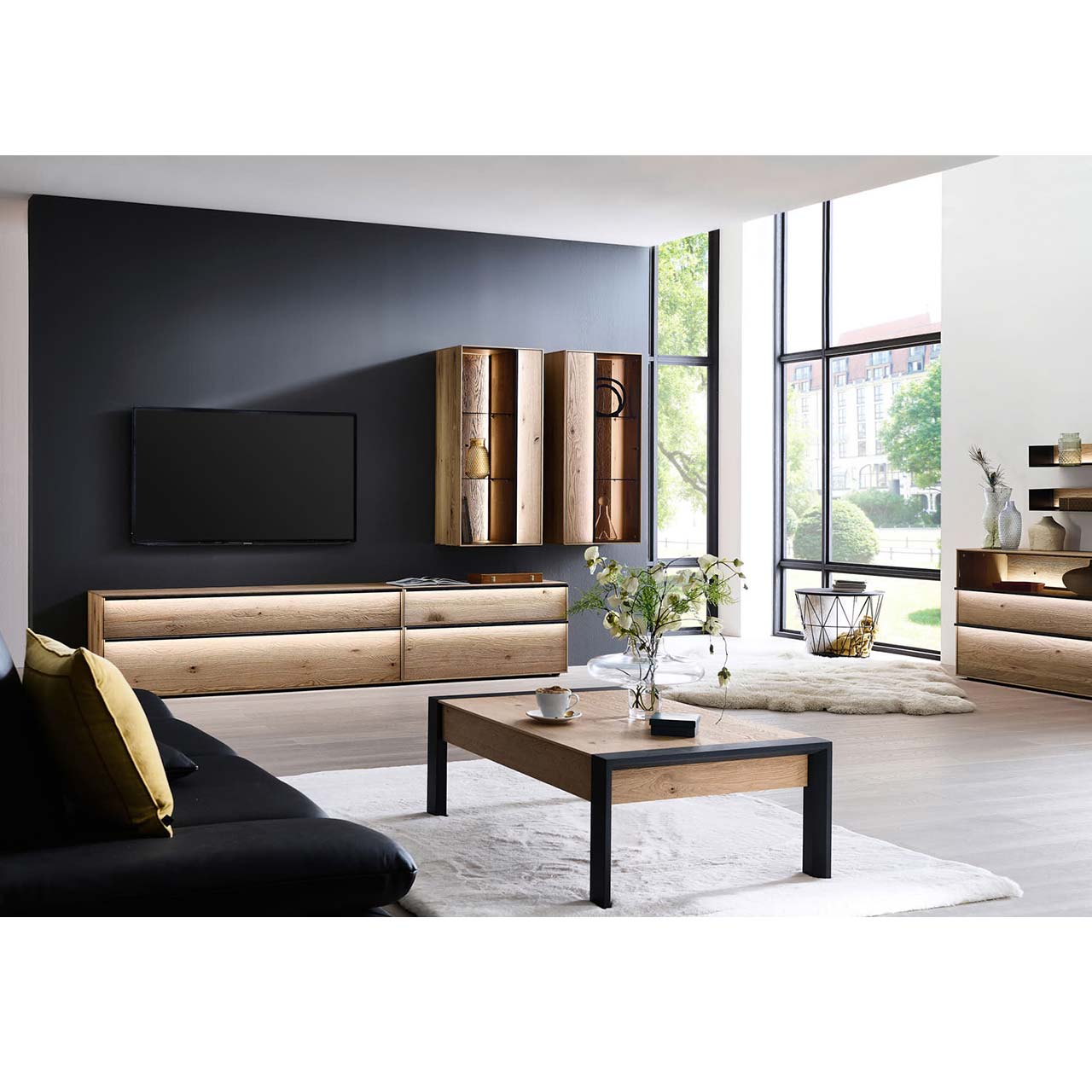 Modernes Wohnzimmer mit Massivholz-Wohnwand und TV Gerät