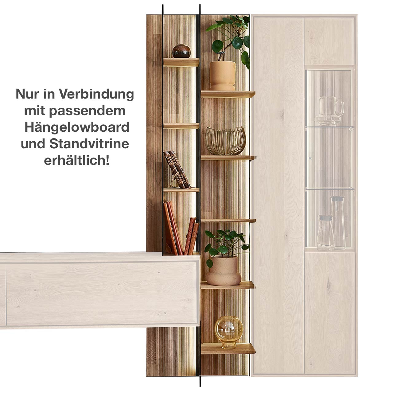 Hohes modernes Wandregal aus massivem Holz mit geschroppter Rückwand, acht Holzböden und zwei beleuchteten Glasseiten aus Parsolbronze - als mittigstehendes Anbauelement für ein passendes VALA Hängelowboard und eine Standvitrine.