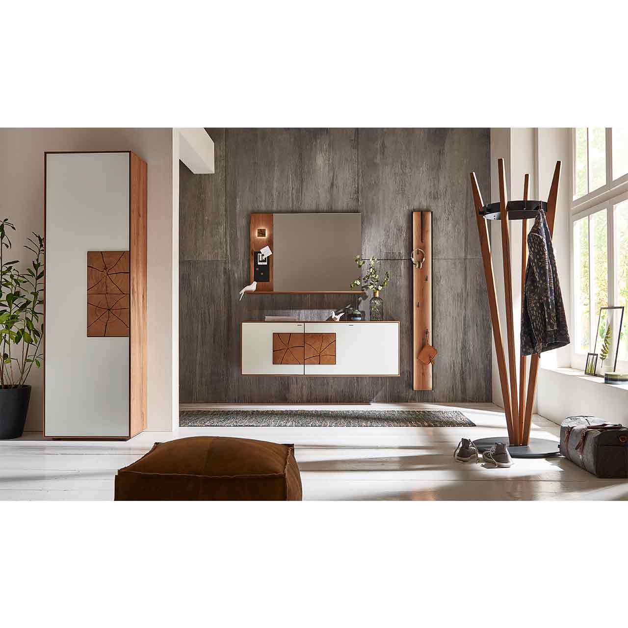 Moderne Garderobe aus massiver Kerneiche mit beleuchtetem Spiegelpaneel, Hängestauraumschrank mit weißen Mattglasfronten und Hirnholz und einem schmalen Garderobenpaneel aus Holz mit Metallstange, davor passender Stauraumschrank.