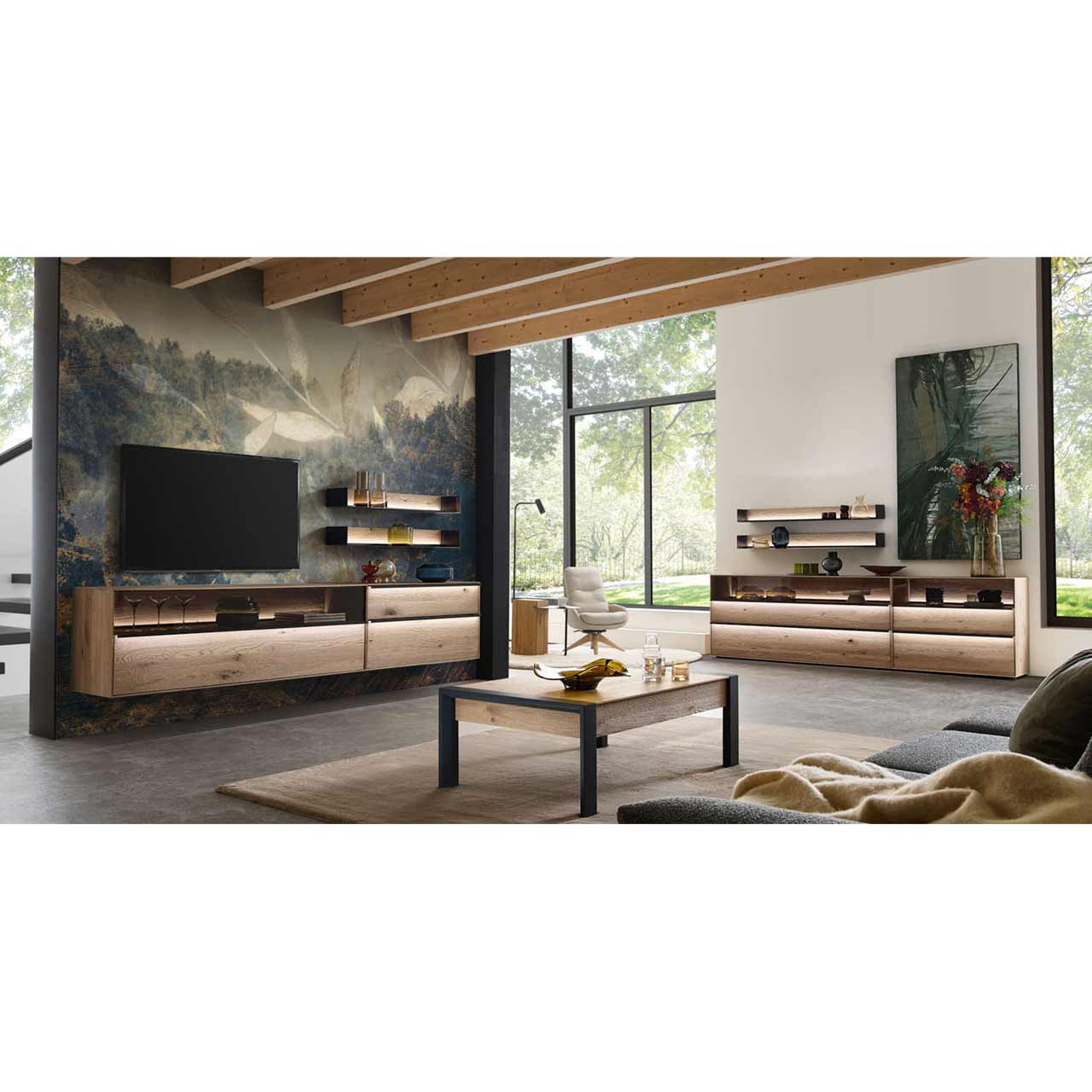 Modernes Wohnzimmer mit Motivtapeten und massiven Möbeln aus Kerneiche