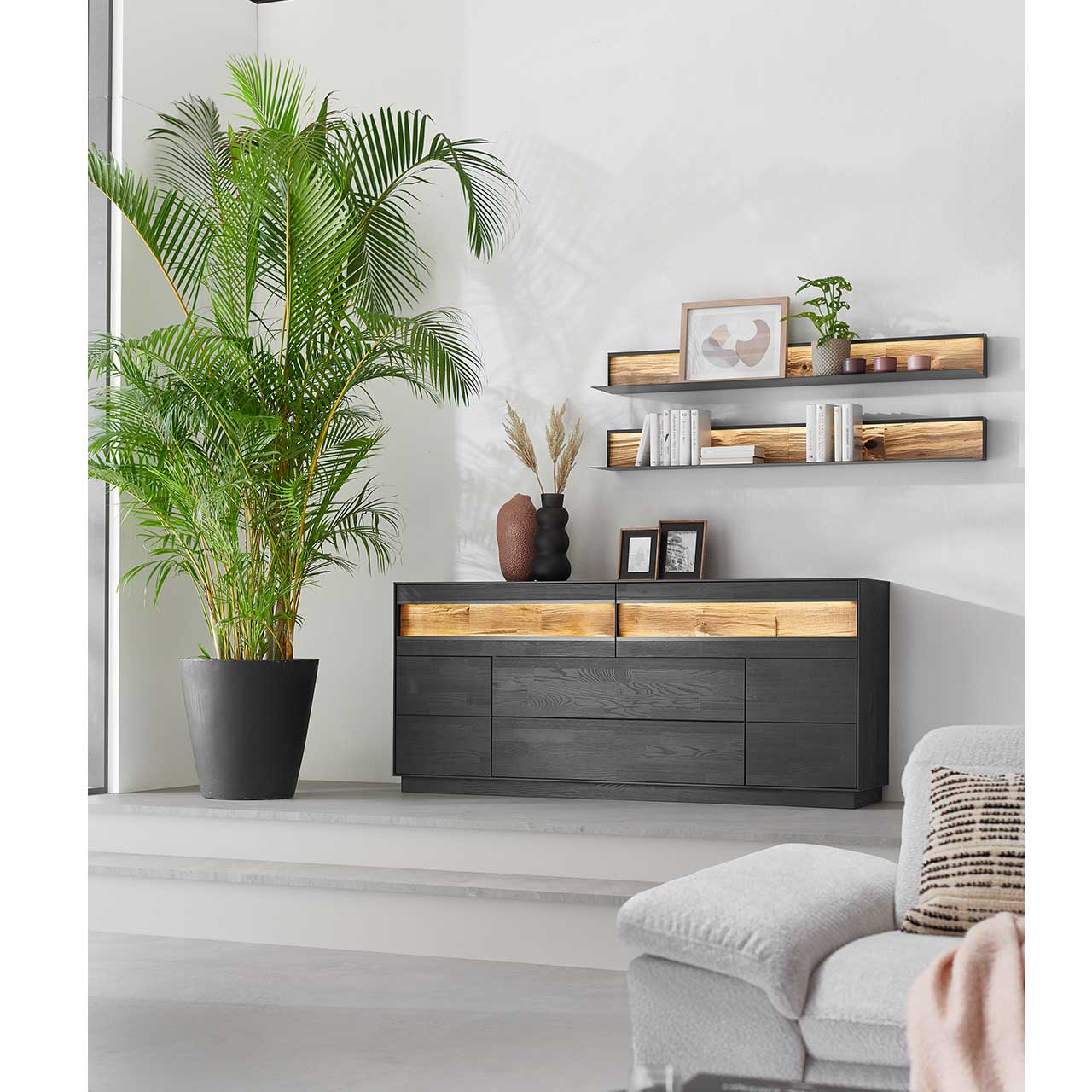 Modernes Sideboard aus massiver Kernesche anthrazit mit Spaltholz-Akzent