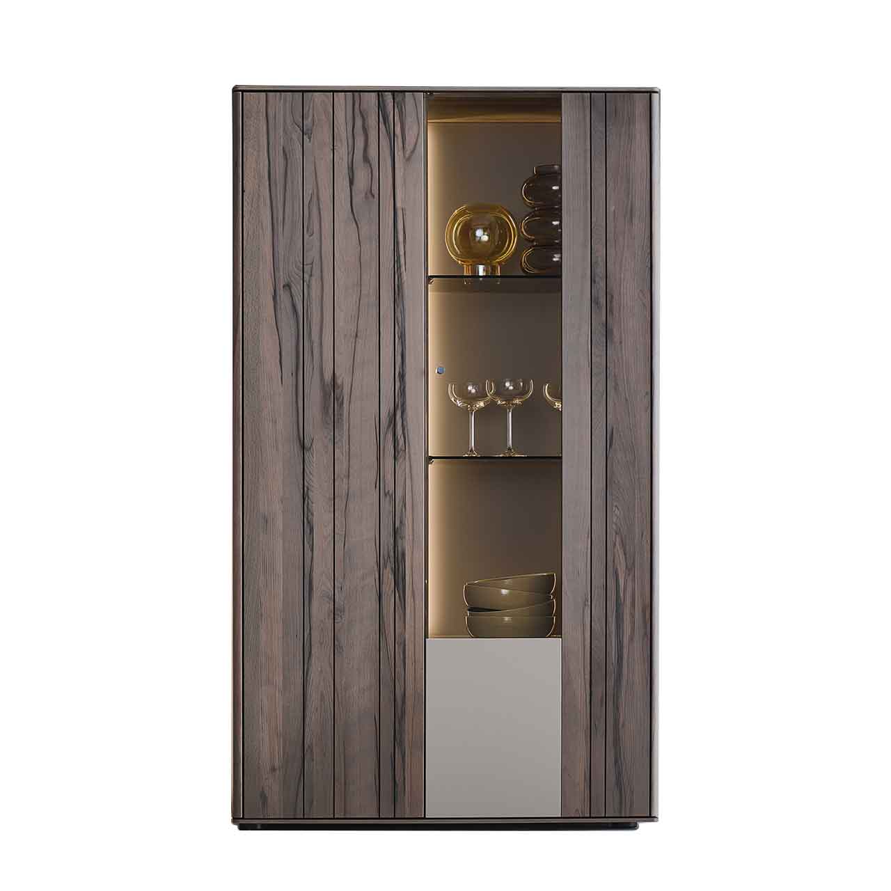 Hartmann AUDRA - Highboard 5610-8095 - Altholzbuche Uyaa Modernes zweitüriges Highboard aus massiver, dunkelbrauner Altholzbuche Uyaa mit edler Holzmaserung, mittigem Glasausschnitt und zwei Glasböden vor beleuchteter Rückwand in modernem Lack Sand.