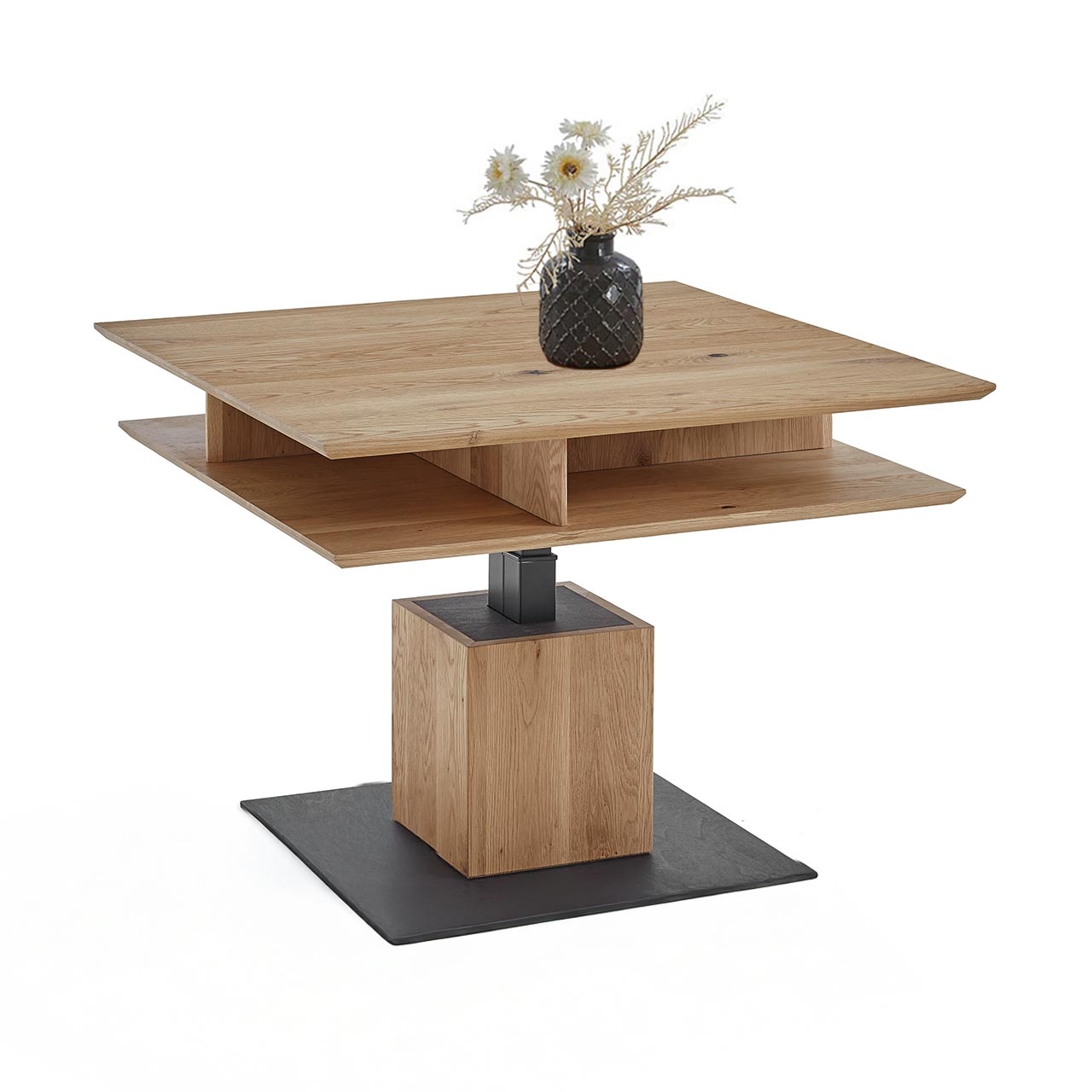 Moderner Couchtisch mit quadratischer, höhenverstellbarer Tischplatte aus hellem Eichenholz und zusätzlicher Holzablageplatte - auf massiver, quadratischer Holzsäule und dunkler Bodenplatte.