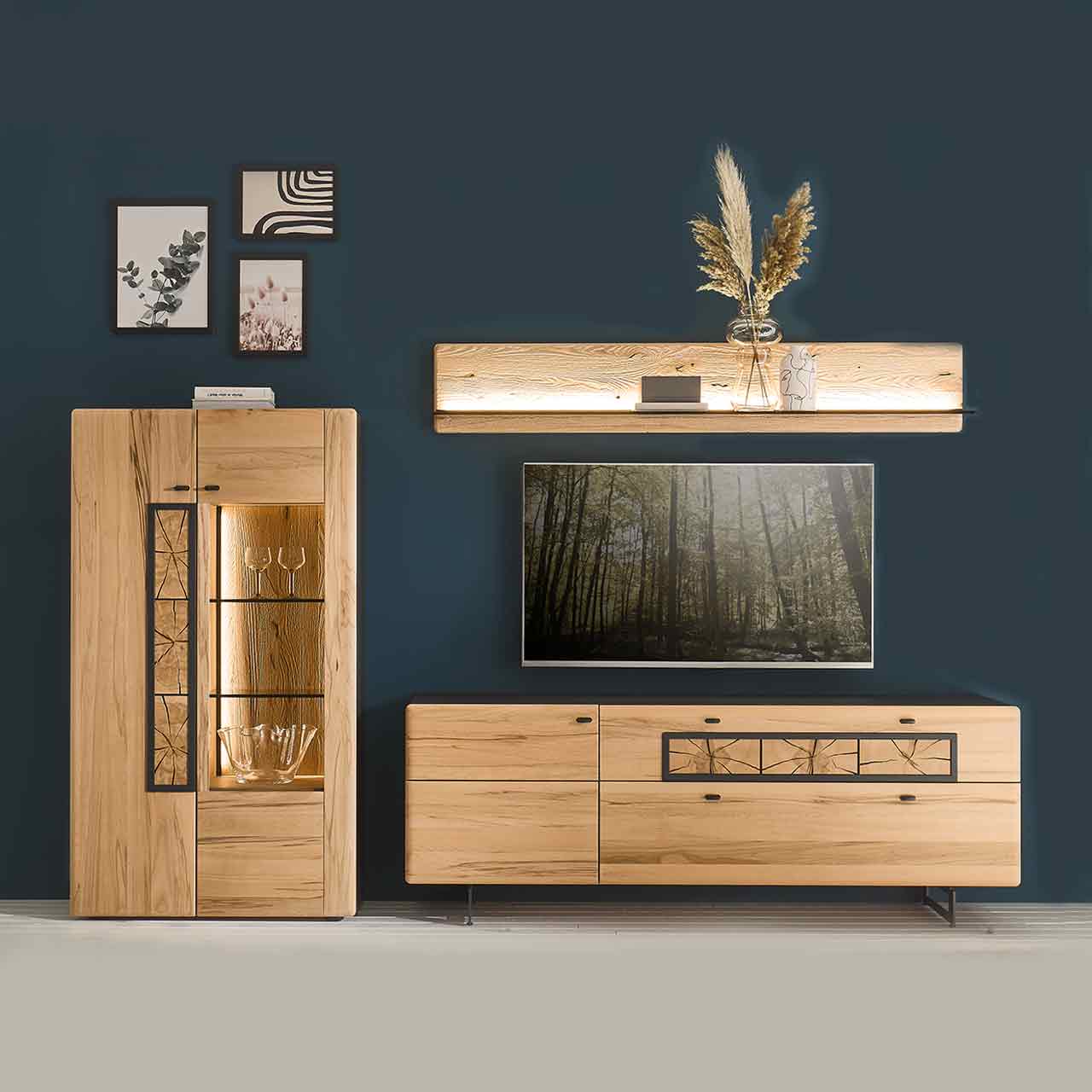 Wohnzimmer - Möbel-Serie Hartmann KNUD 5580 - Wohnwand Nr. 26 Modernes Wohnzimmer mit Fernseher und Massivholzwohnwand in Kernbuche bestehend aus Highboard mit Glasfront und Hirnholzscheiben, Lowboard auf Metallkufen mit Schubkästen und Hirnholzscheiben darüber hängend ein längliches Wandpaneel mit Glasablage.