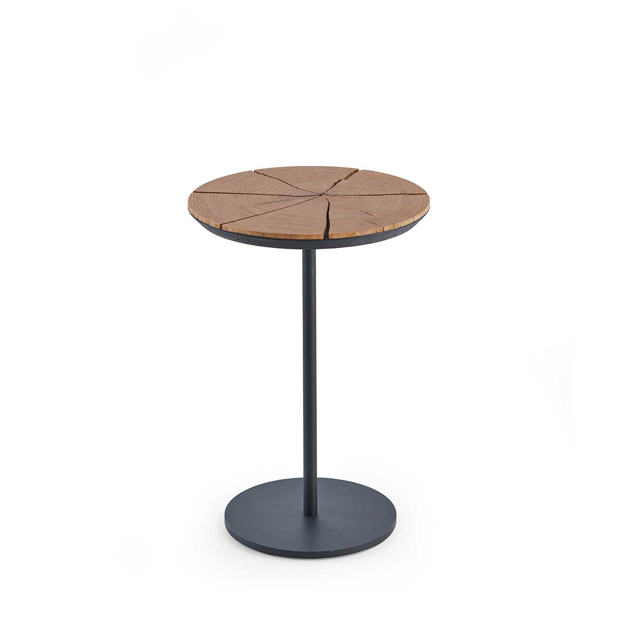 Filigraner Beistelltisch mit runder Tischplatte aus Riffeiche sowie Säule und Bodenplatte aus Metall in Anthrazit.